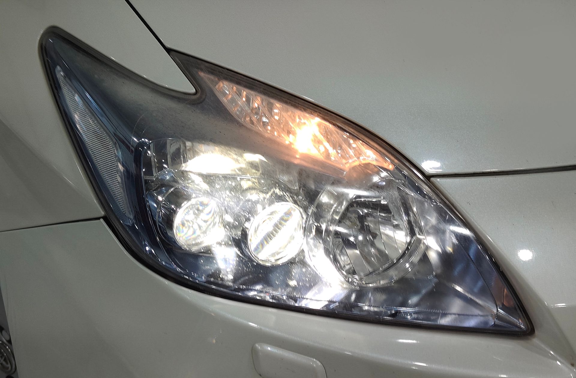 Toyota Prius 1.8 HSD Executive - foto 14