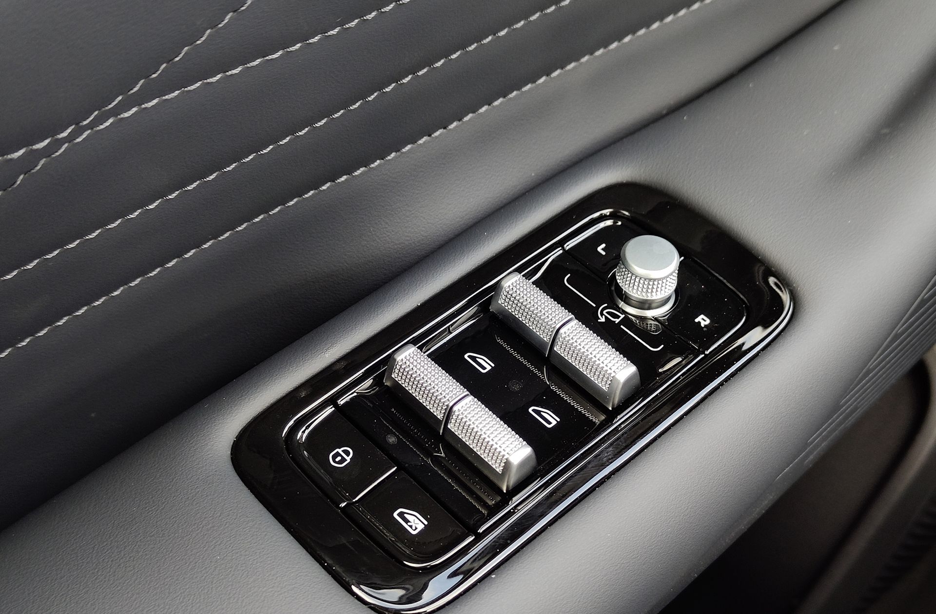 Geely Starray EM-i 1.5 PHEV Pro - foto 37