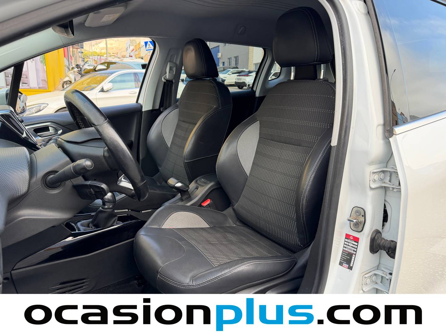 Foto asientos delanteros Peugeot 2008 Peugeot 2008 PureTech 110 S&S Allure (110 CV)