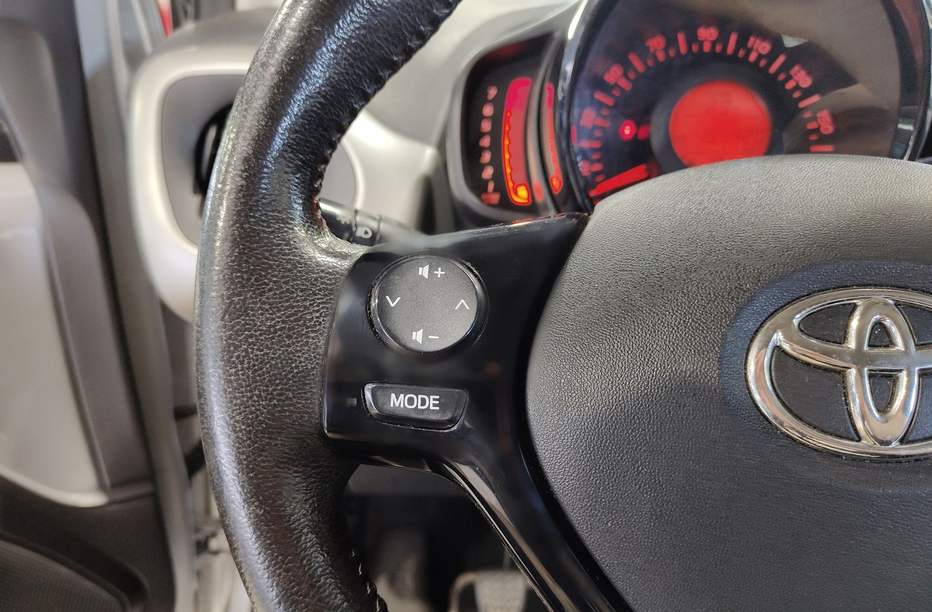 Toyota Aygo 1.0 70 x-play - foto 21