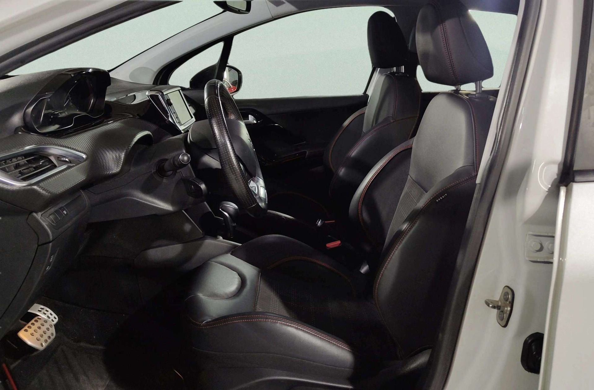 Peugeot 208 1.2 PureTech GT Line EAT6 - foto 10