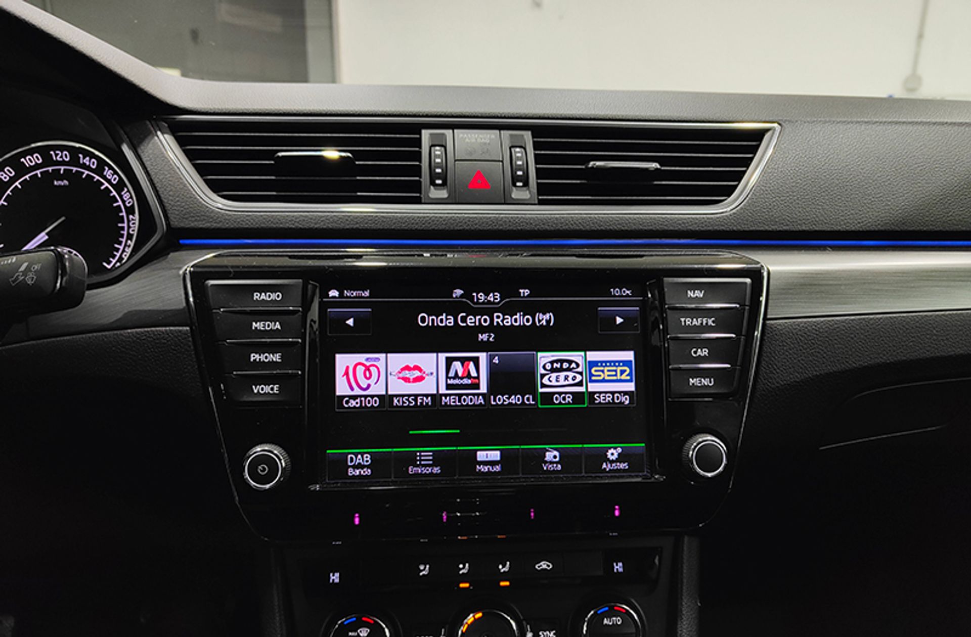 Škoda Superb 1.4 TSI Style DSG - foto 36