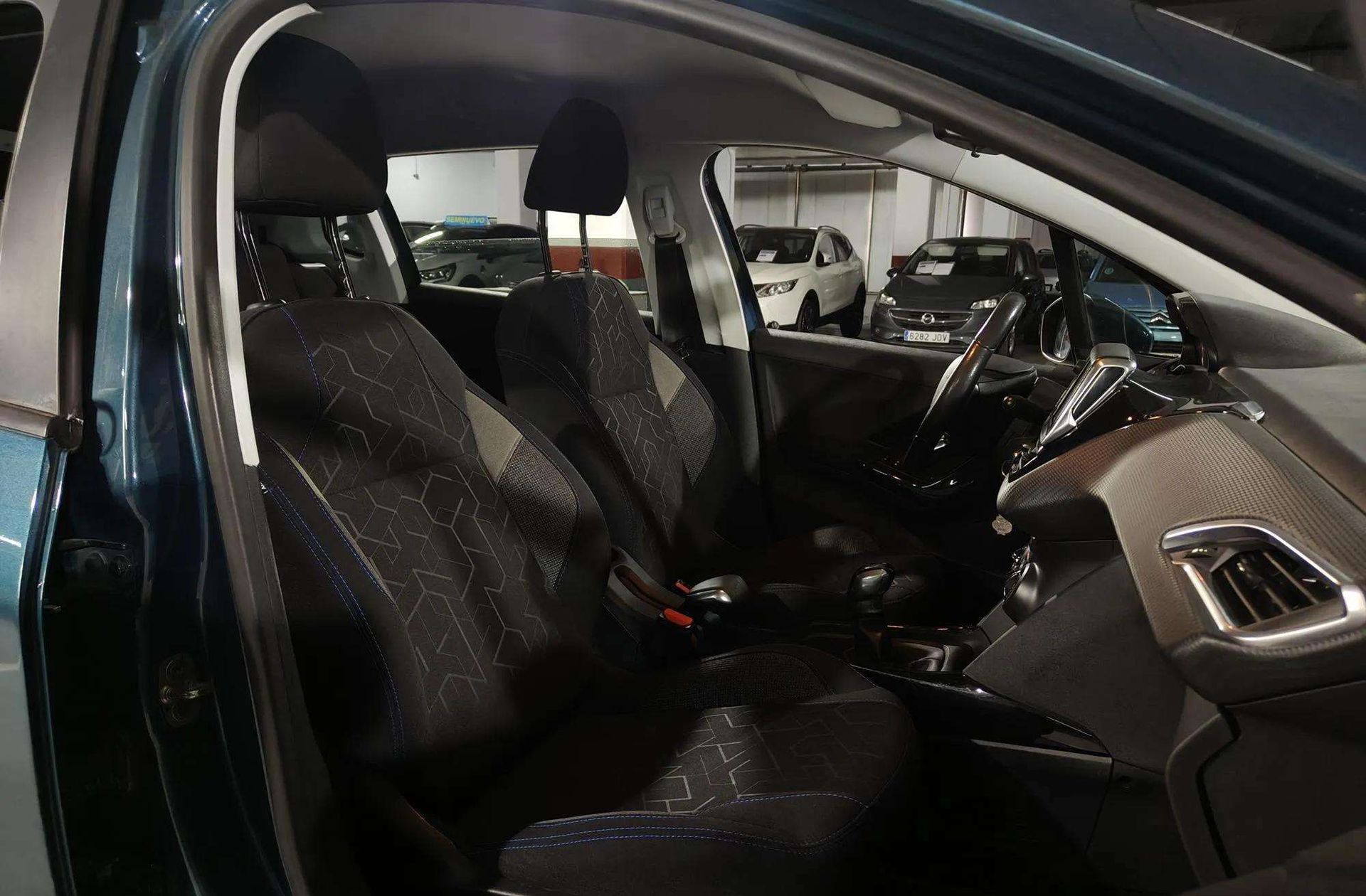 Peugeot 2008 BlueHDi 100 Signature - foto 16