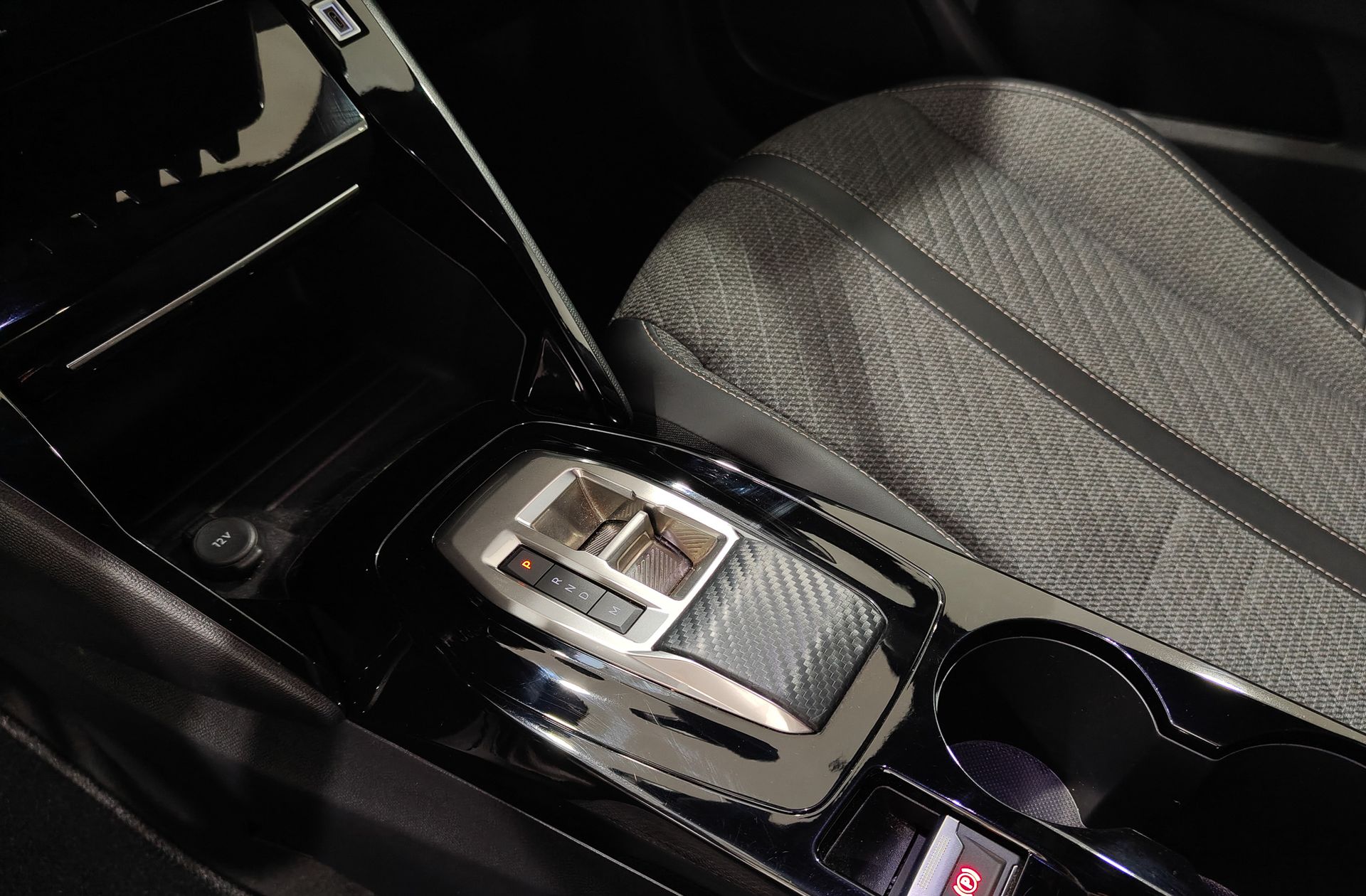 Peugeot 2008 Allure Hybrid eDCS6 - foto 5