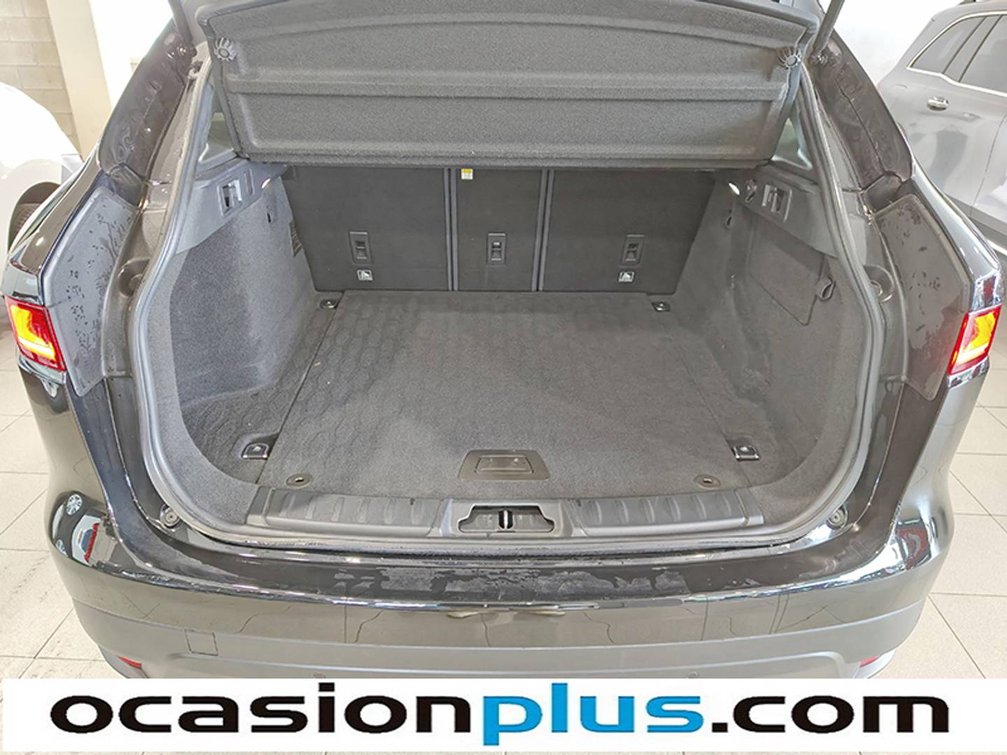 Foto Jaguar F-Pace Jaguar F-PACE 2.0L i4D Pure RWD (180 CV)