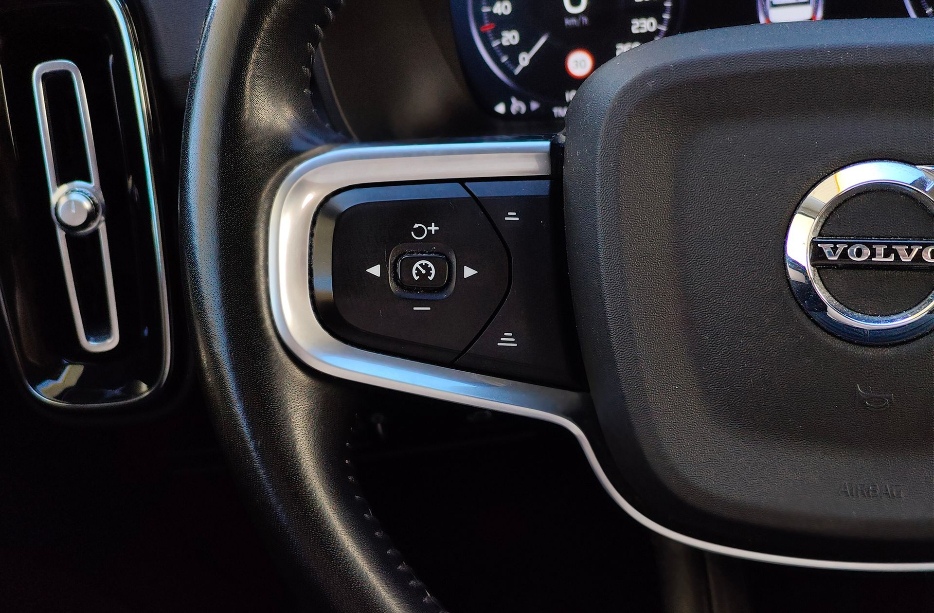 Volvo XC40 T3 Momentum Pro - foto 27