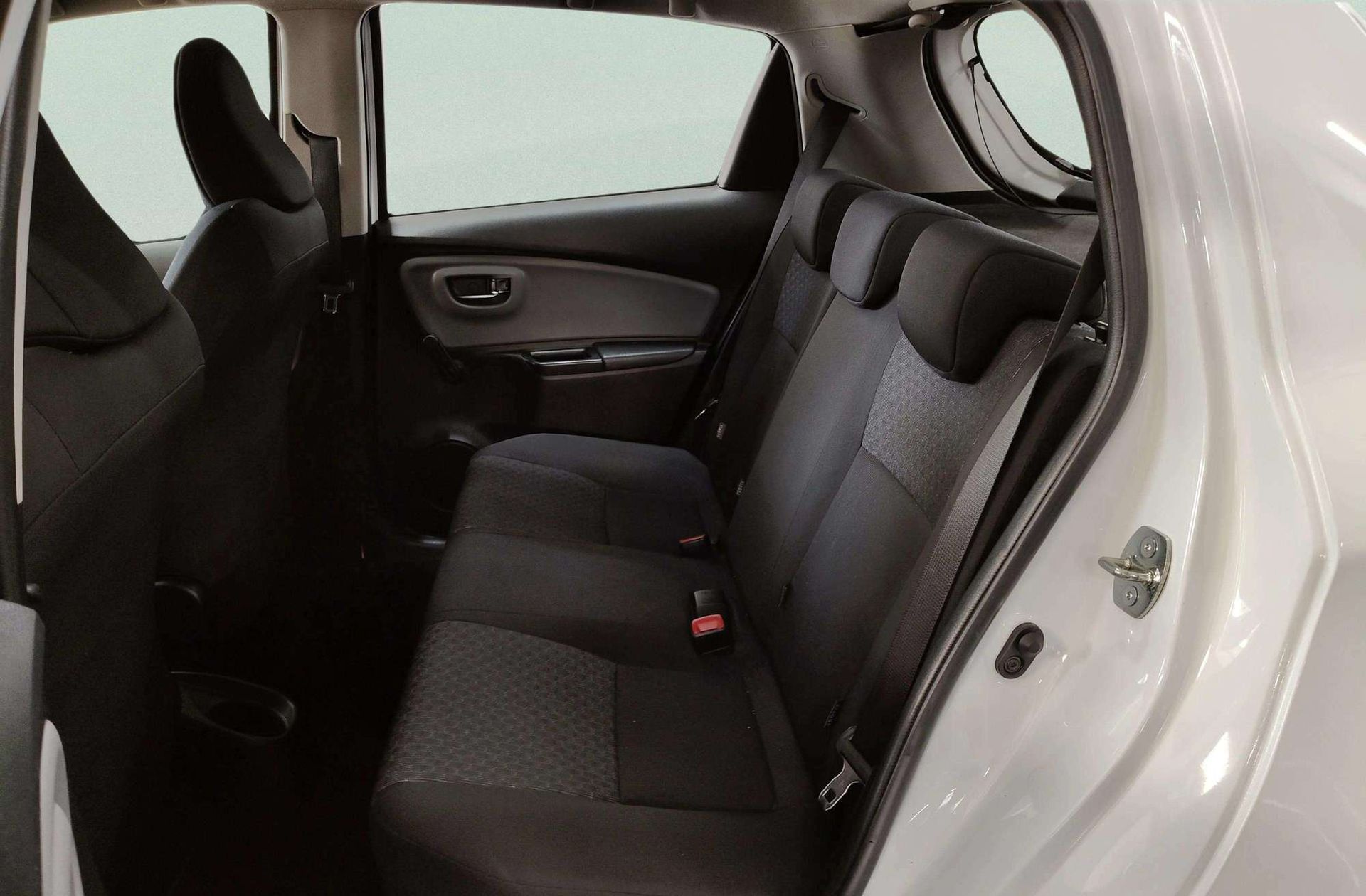 Toyota Yaris 100 Active - foto 11
