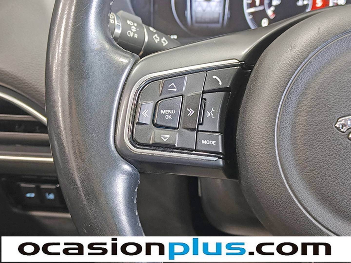 Foto Jaguar F-Pace Jaguar F-PACE 2.0L i4D Pure RWD (180 CV)