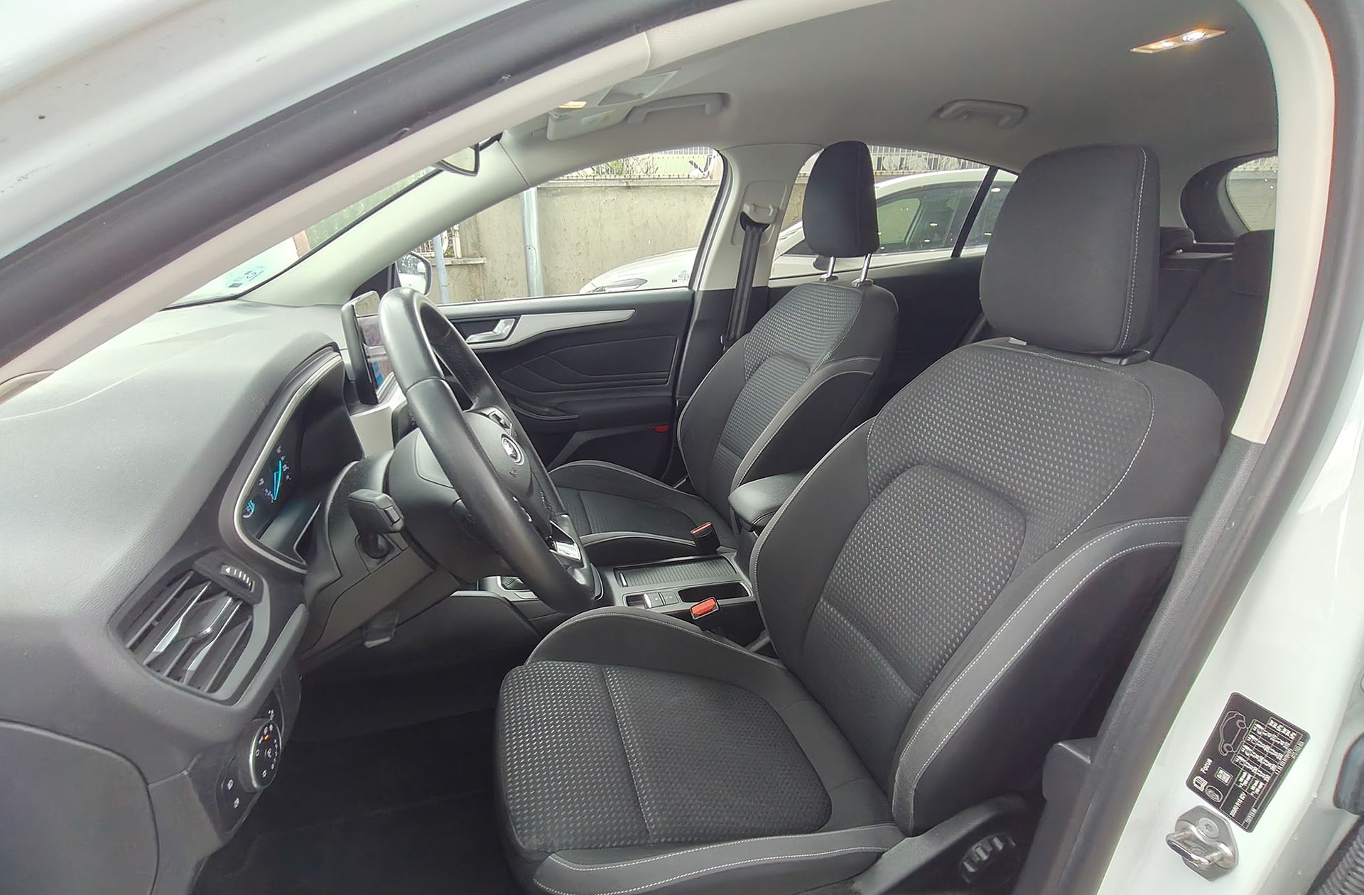 Ford Focus 1.0 EcoBoost Trend+ - foto 12