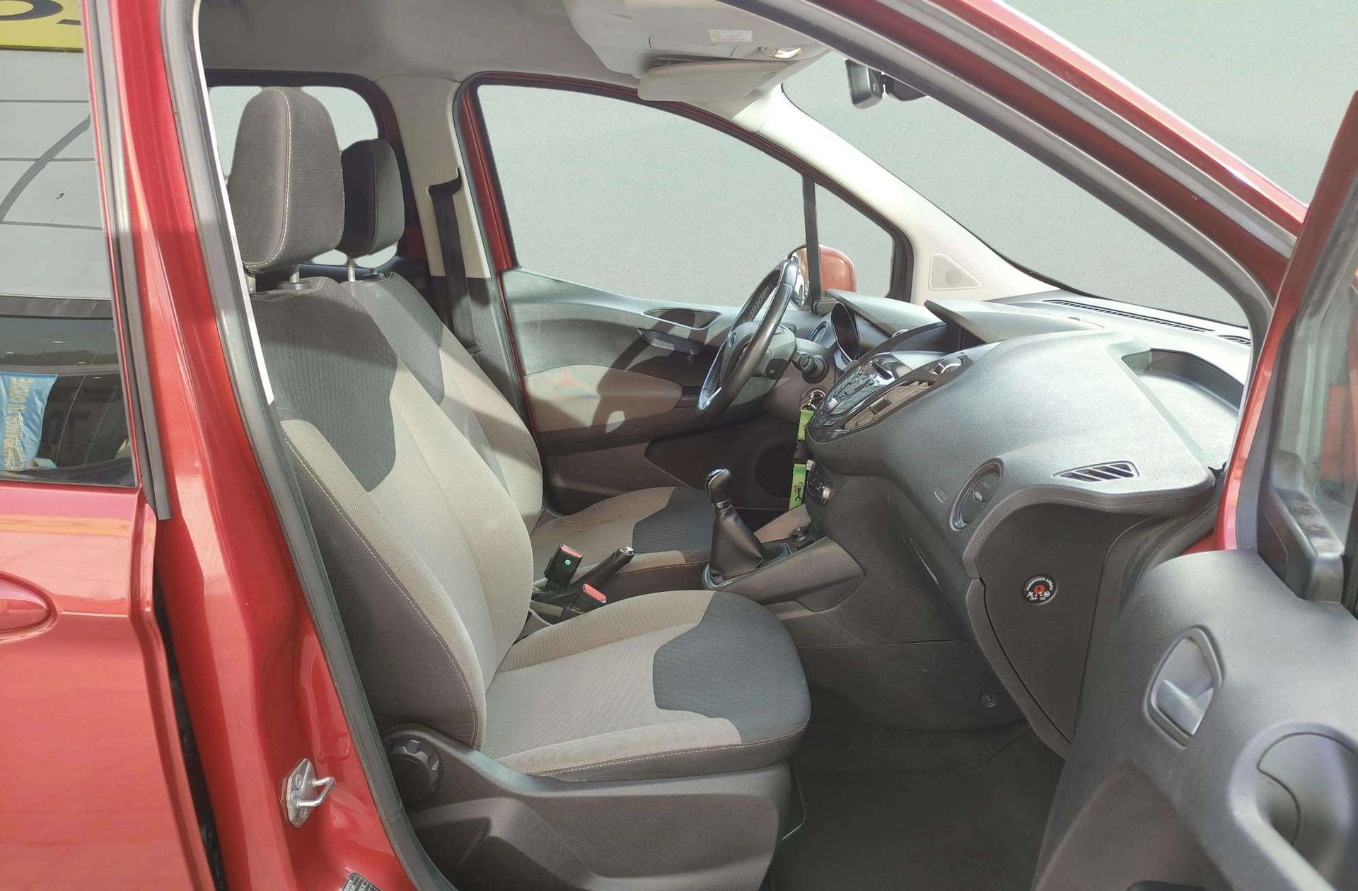 Ford Tourneo Courier 1.0 EcoBoost Titanium - foto 14