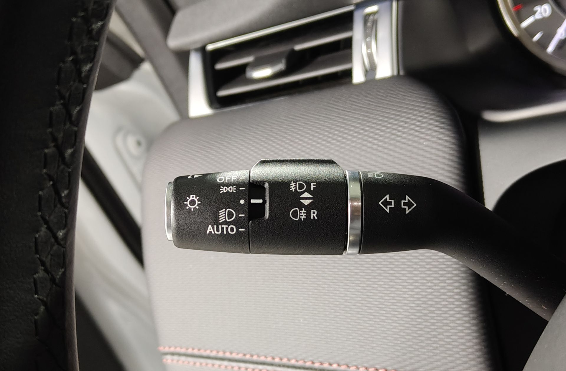 Land Rover Discovery Sport 2.0D TD4 MHEV R-Dynamic S AWD - foto 33