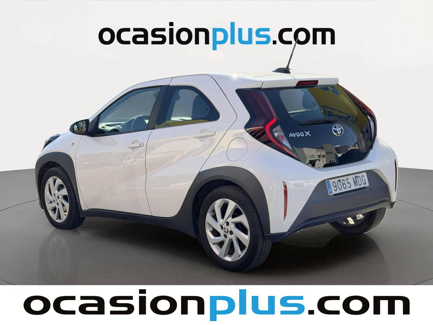Foto trasera Toyota Aygo X Cross Toyota Aygo X Cross 1.0 VVT-I Play (72 CV) izquierda