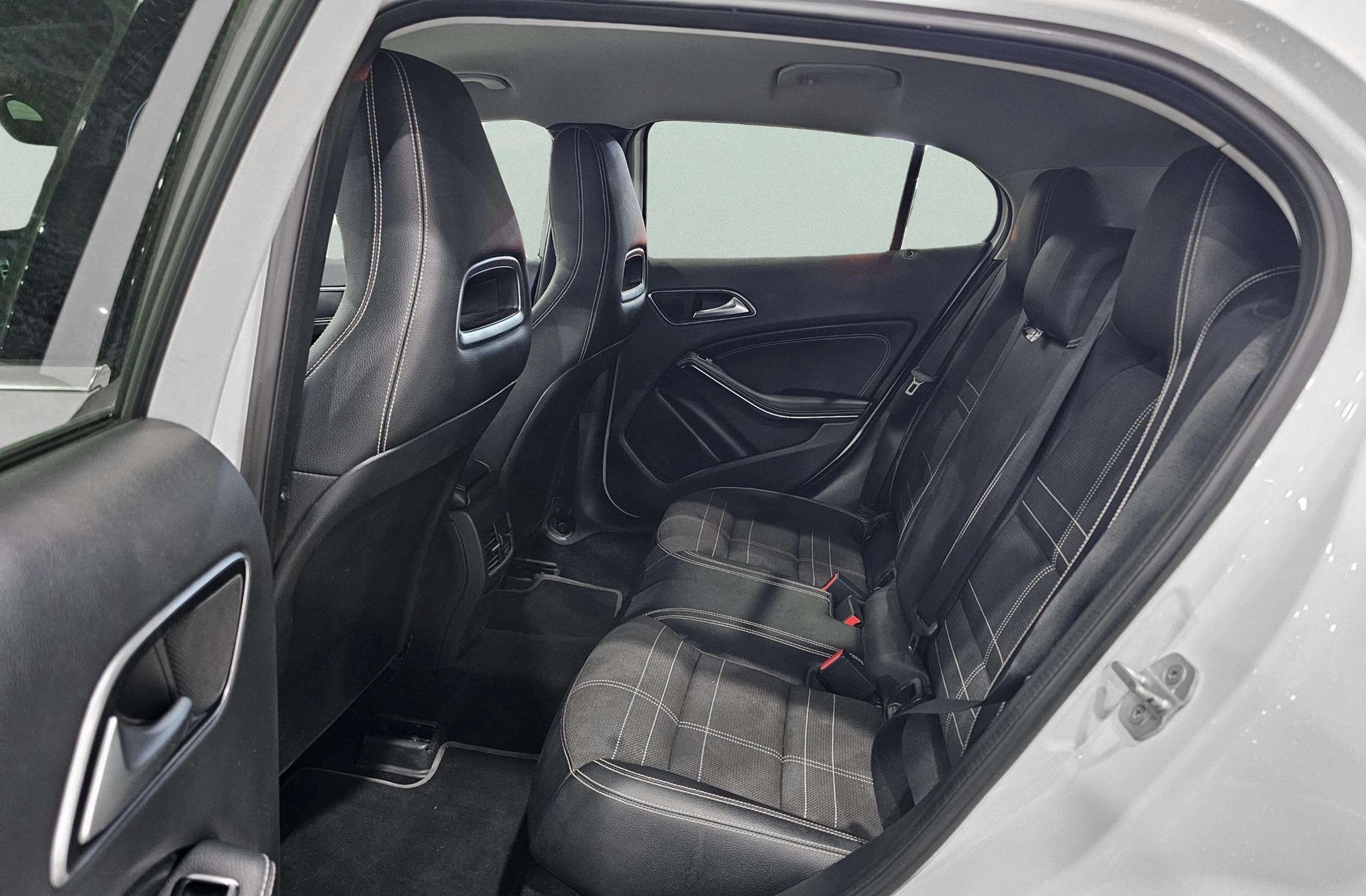 Mercedes-Benz GLA 200 d Urban - foto 13