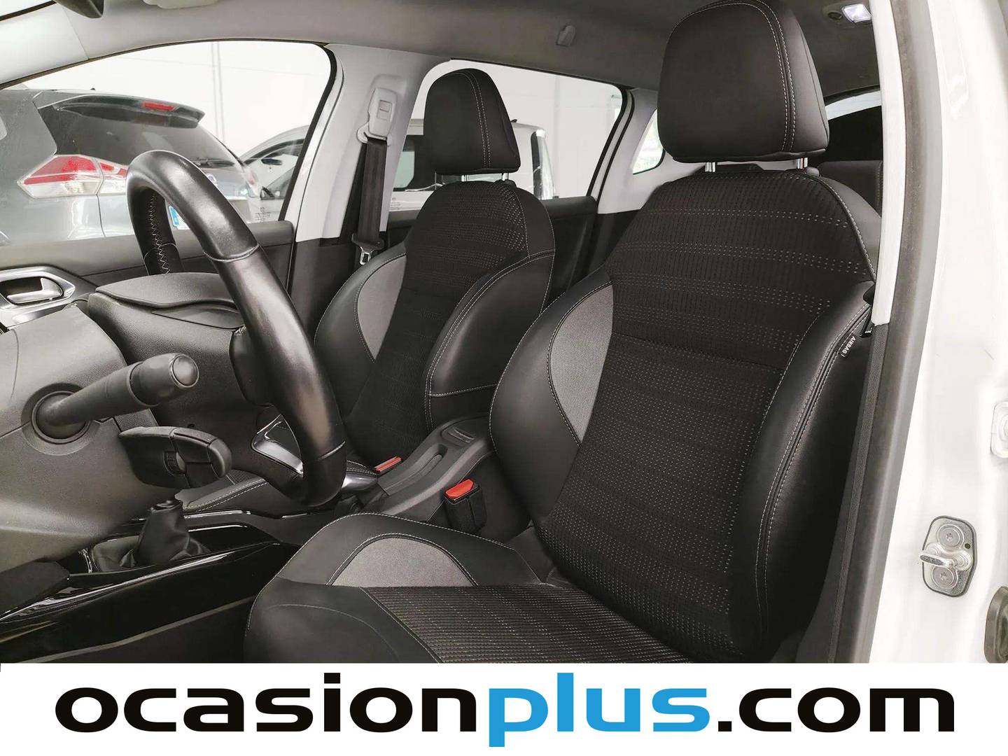 Foto asientos delanteros Peugeot 2008 Peugeot 2008 PureTech 130 S&S Allure (130 CV)