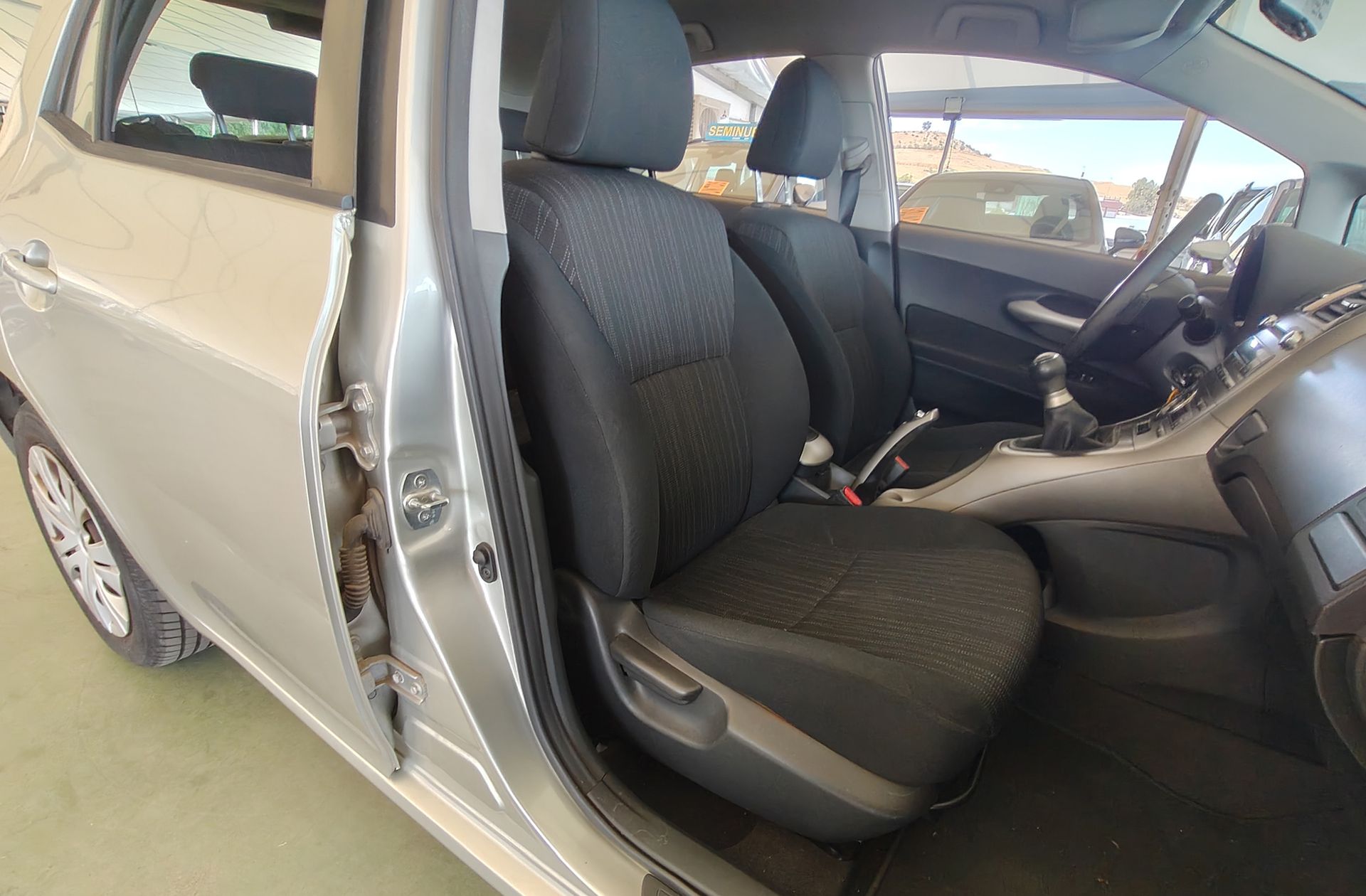 Toyota Auris 1.4 VVT-i - foto 14