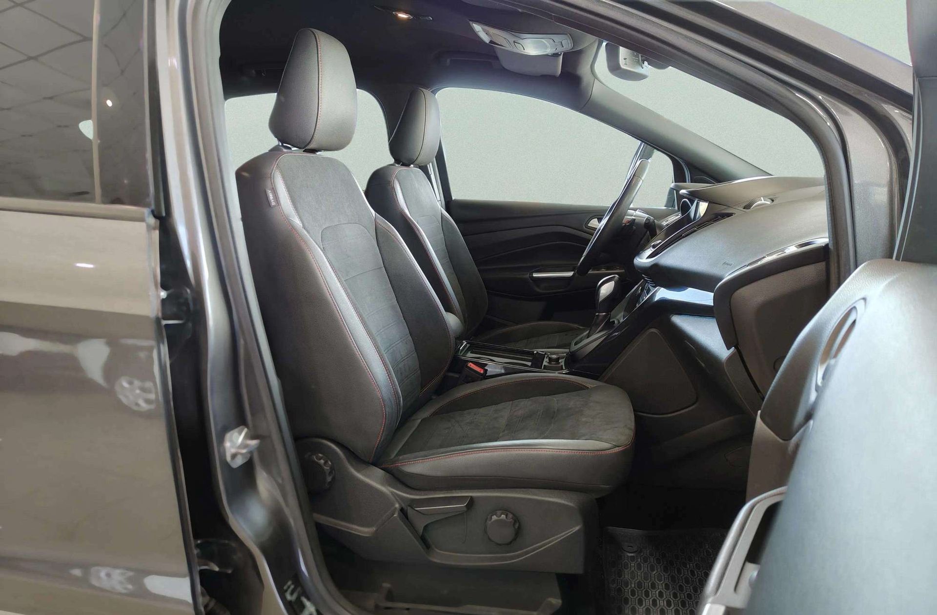 Ford Kuga 2.0 TDCi ST-Line 4x4 Powershift - foto 23