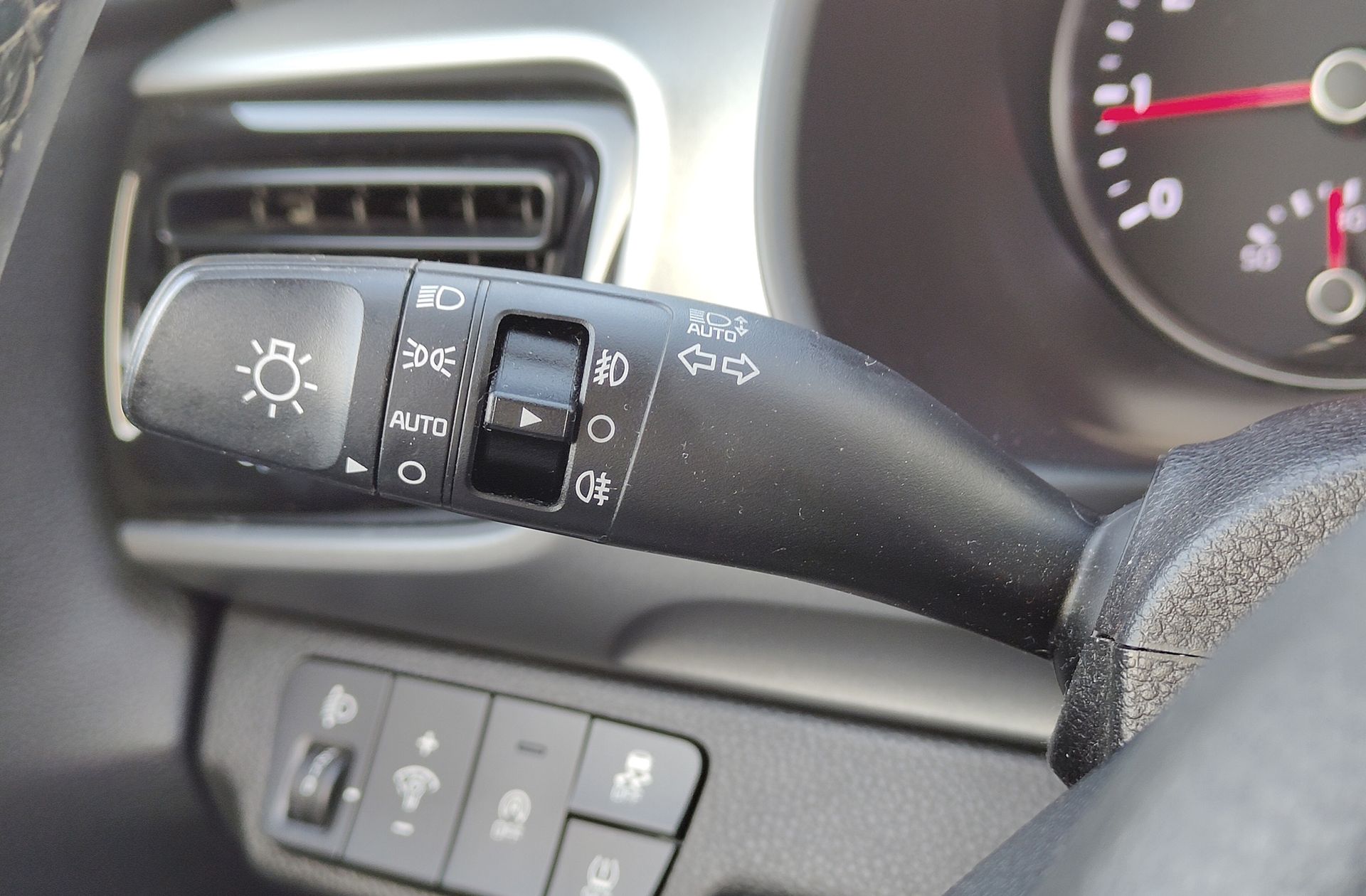 Kia Stonic 1.0 T-GDi MHEV Drive iMT - foto 27