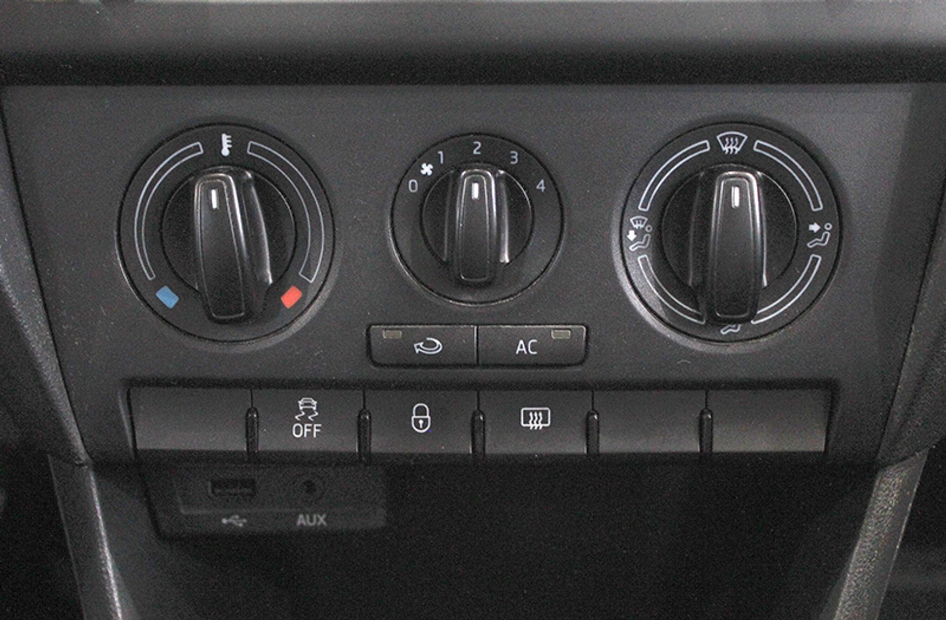 Škoda Rapid Spaceback 1.6 TDI CR Ambition - foto 27