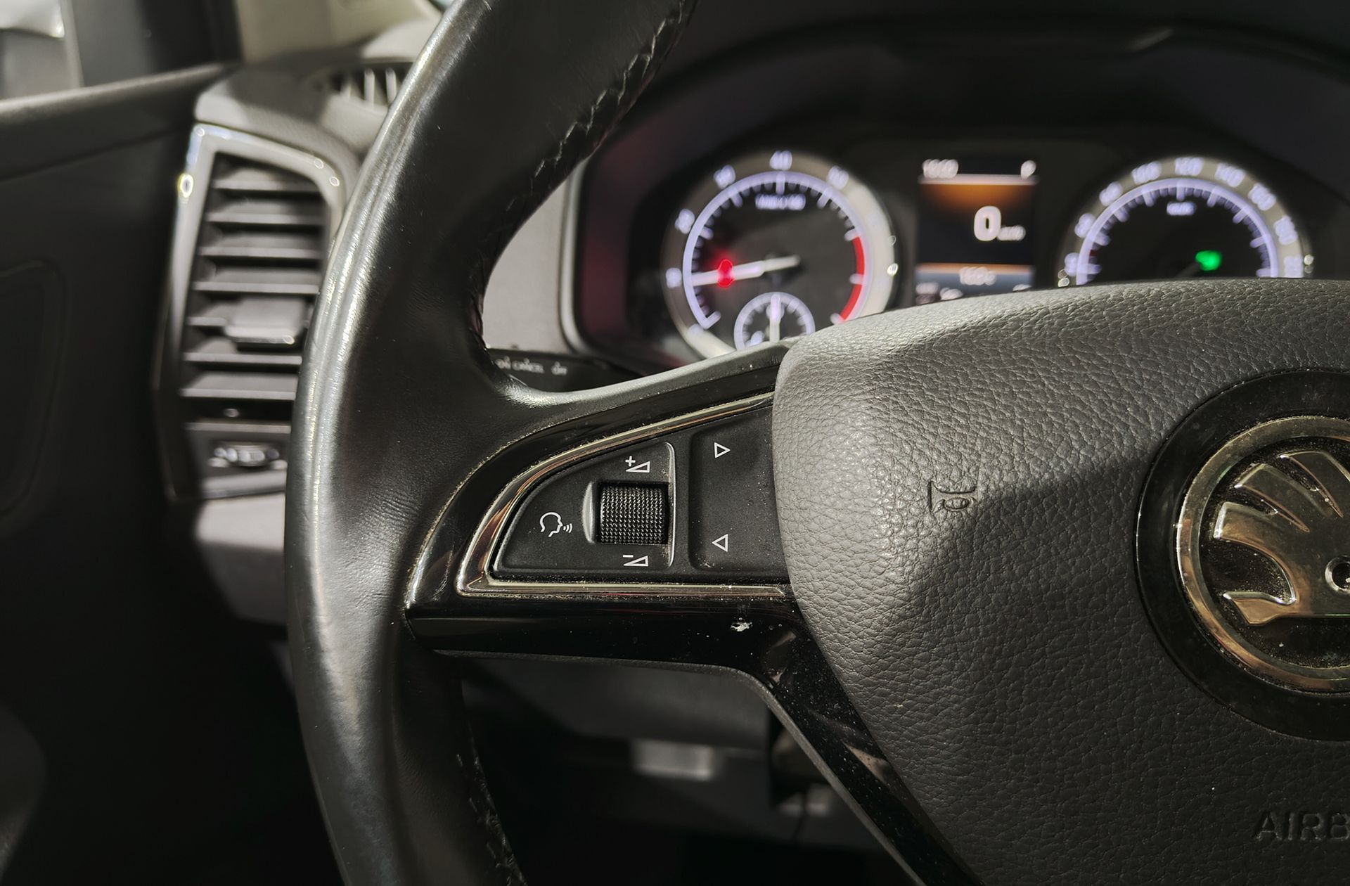 Škoda Karoq 1.0 TSI Ambition DSG - foto 26