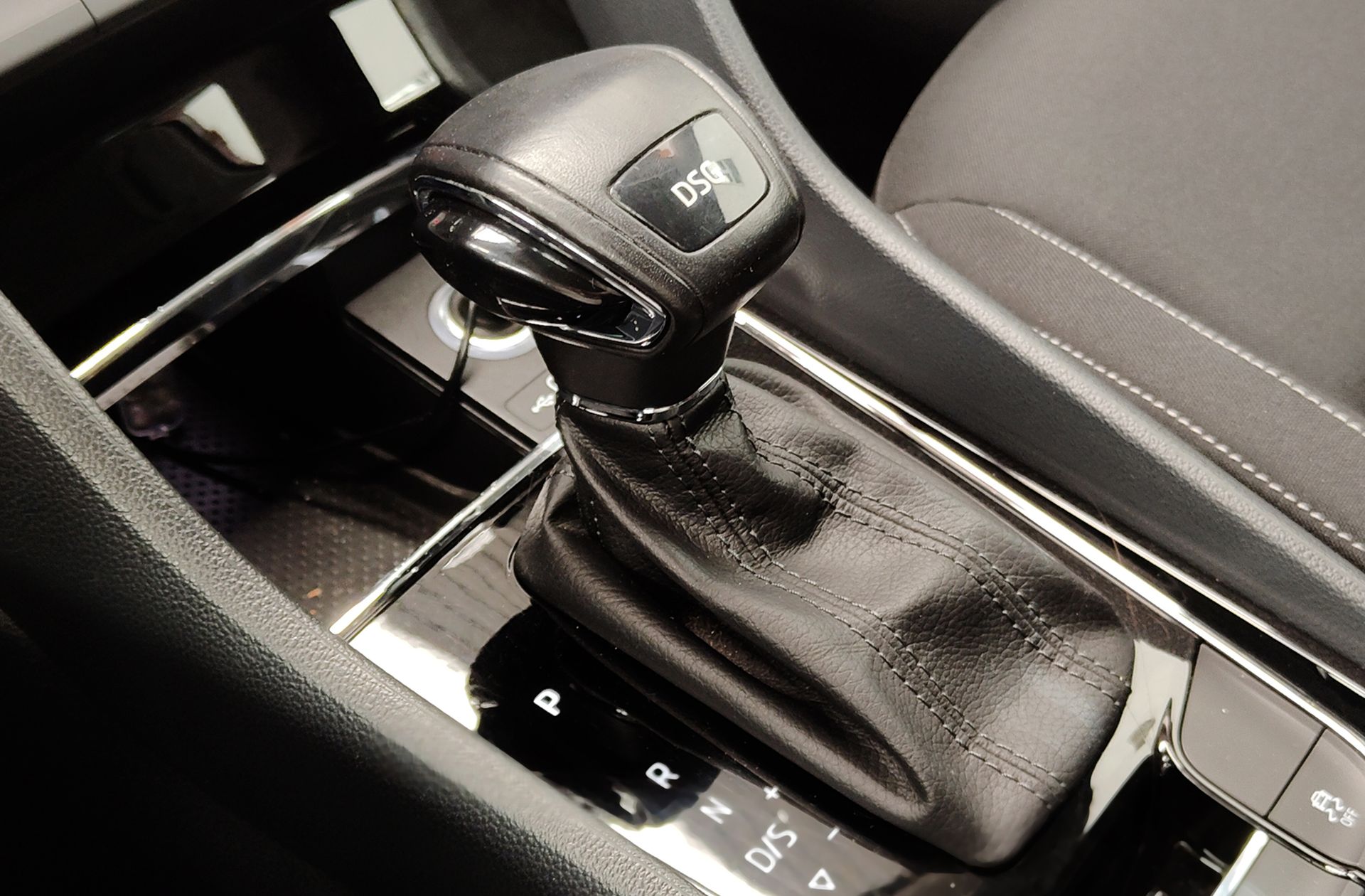 Škoda Karoq 1.5 TSI ACT Ambition DSG - foto 5