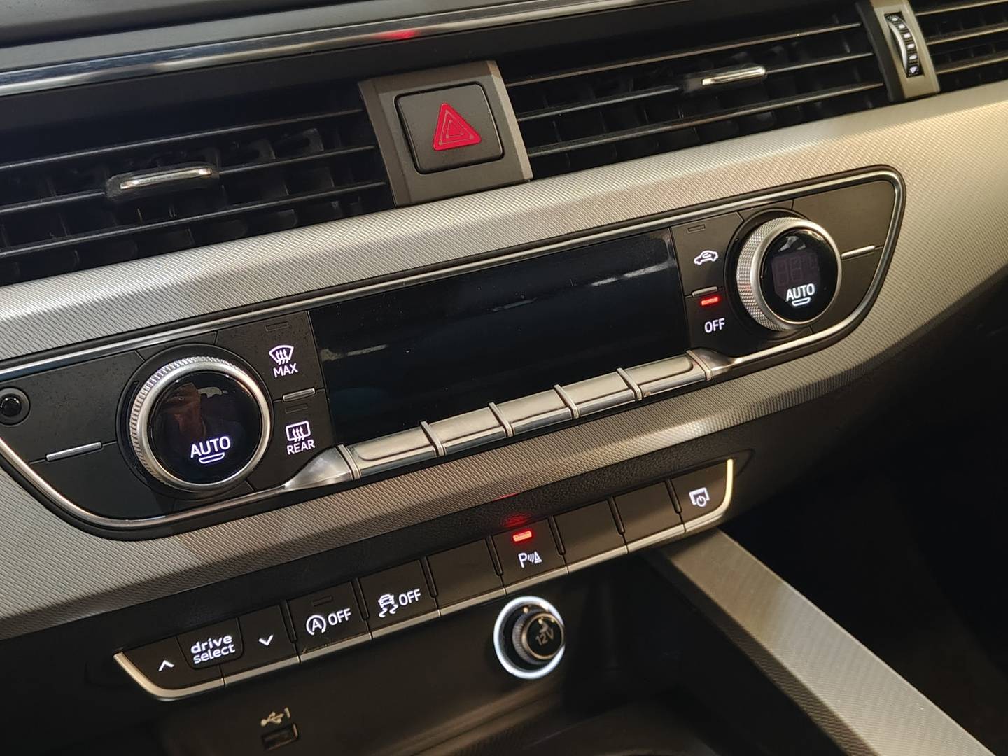 Foto Audi A4 Audi A4 Avant Black line edition 2.0 TDI (150 CV) S tronic