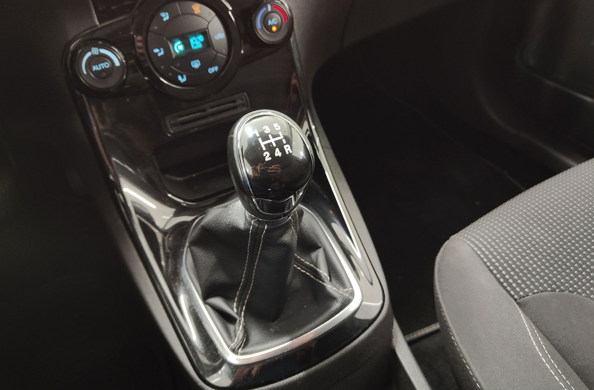 Ford Fiesta 1.0 EcoBoost Titanium - foto 5