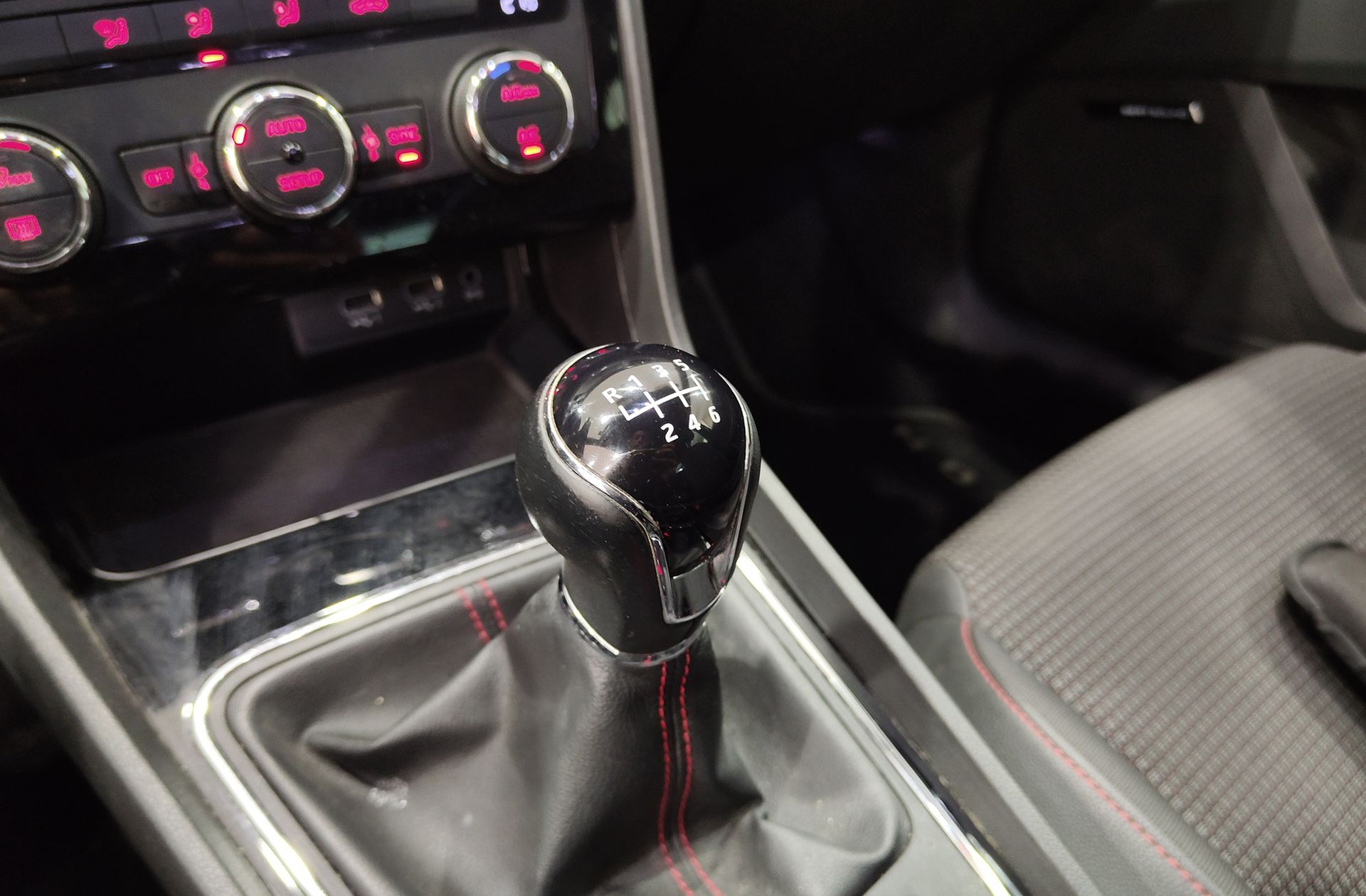 SEAT León 2.0 TDI FR Plus - foto 6