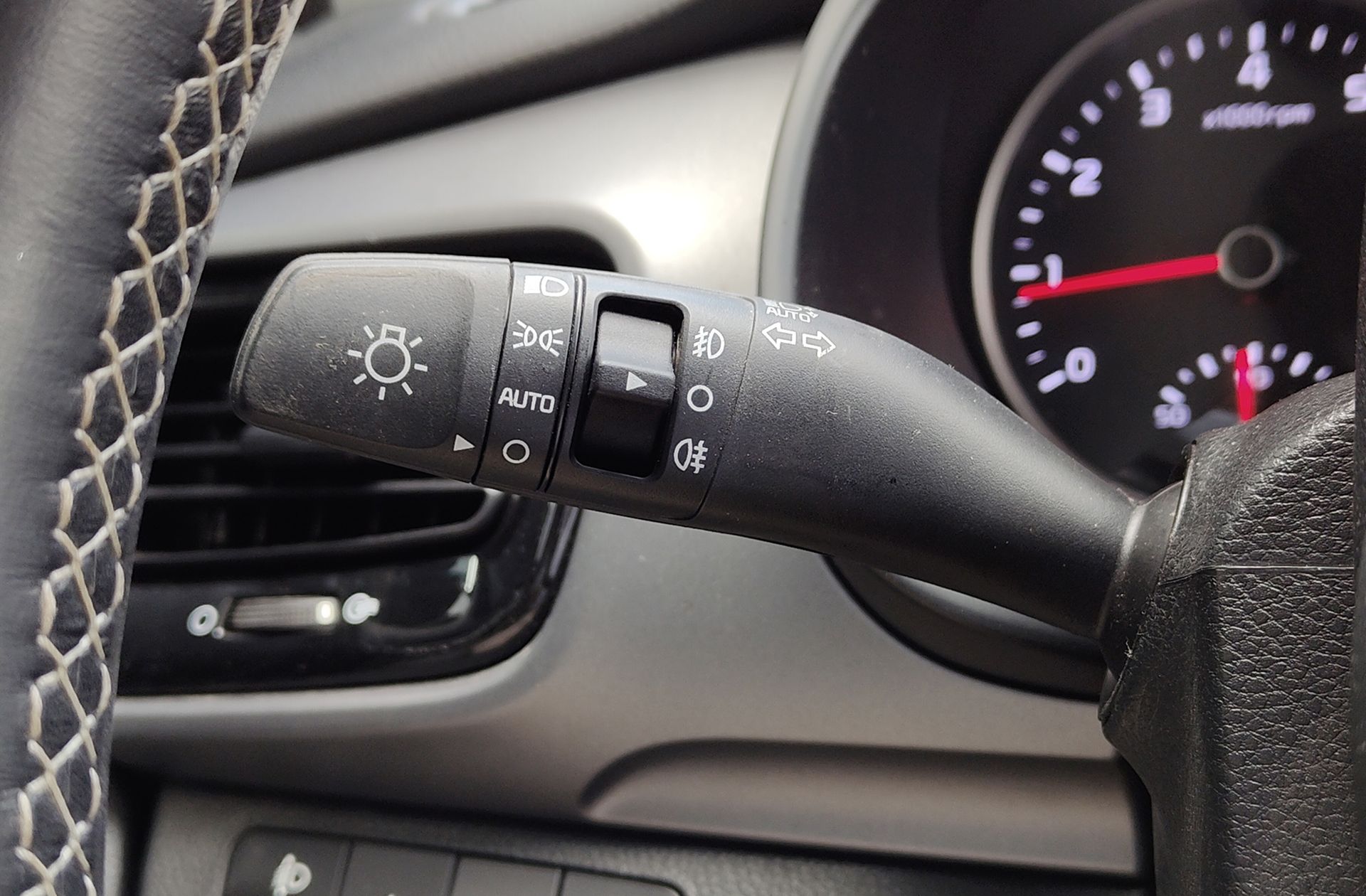 Kia Stonic 1.0 T-GDi Tech DCT - foto 28