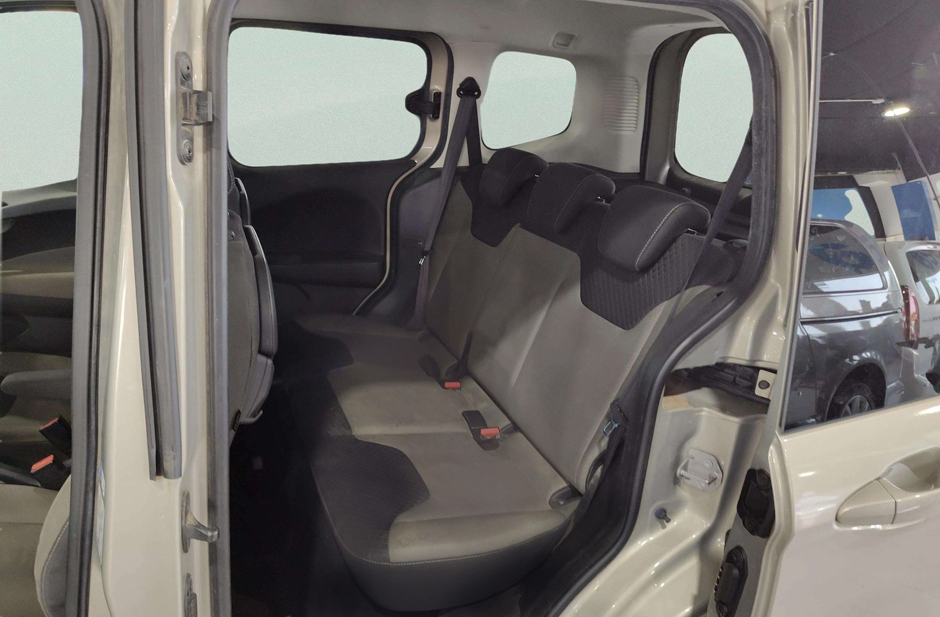Ford Tourneo Courier 1.0 EcoBoost Titanium - foto 9