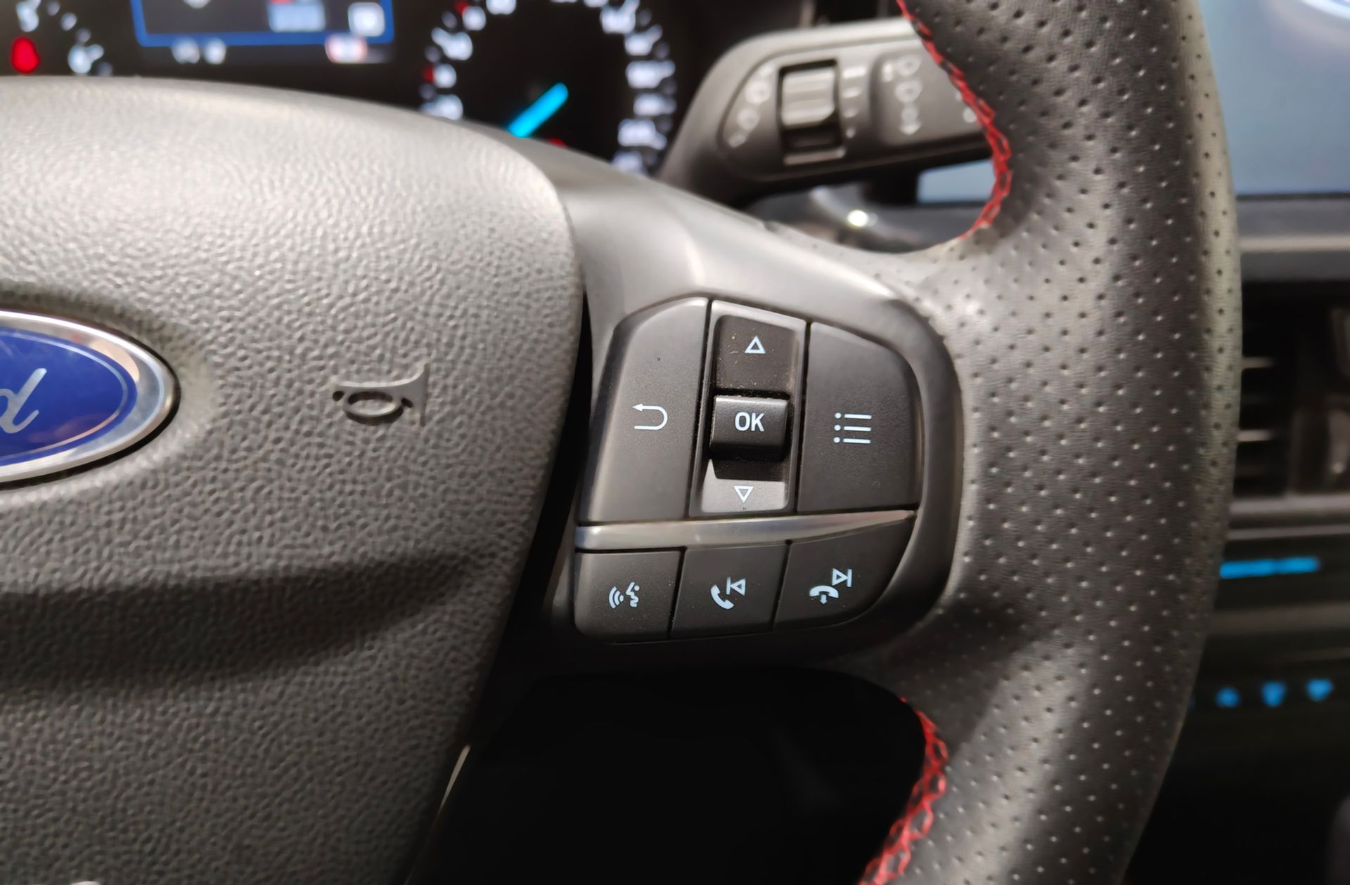 Ford Focus SportBreak 1.0 EcoBoost MHEV ST-Line - foto 28