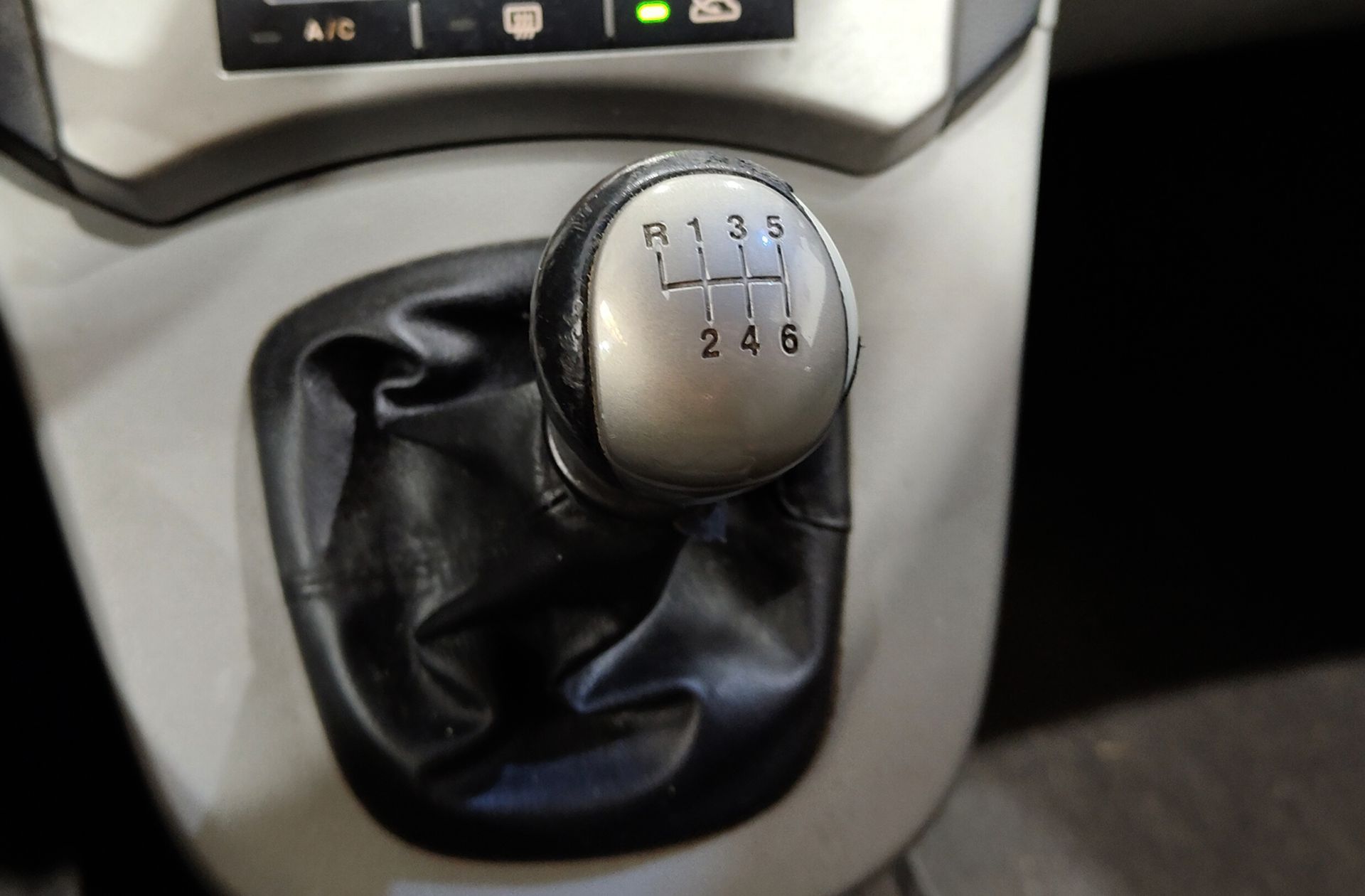 Kia Carens 2.0 CRDi Emotion - foto 5