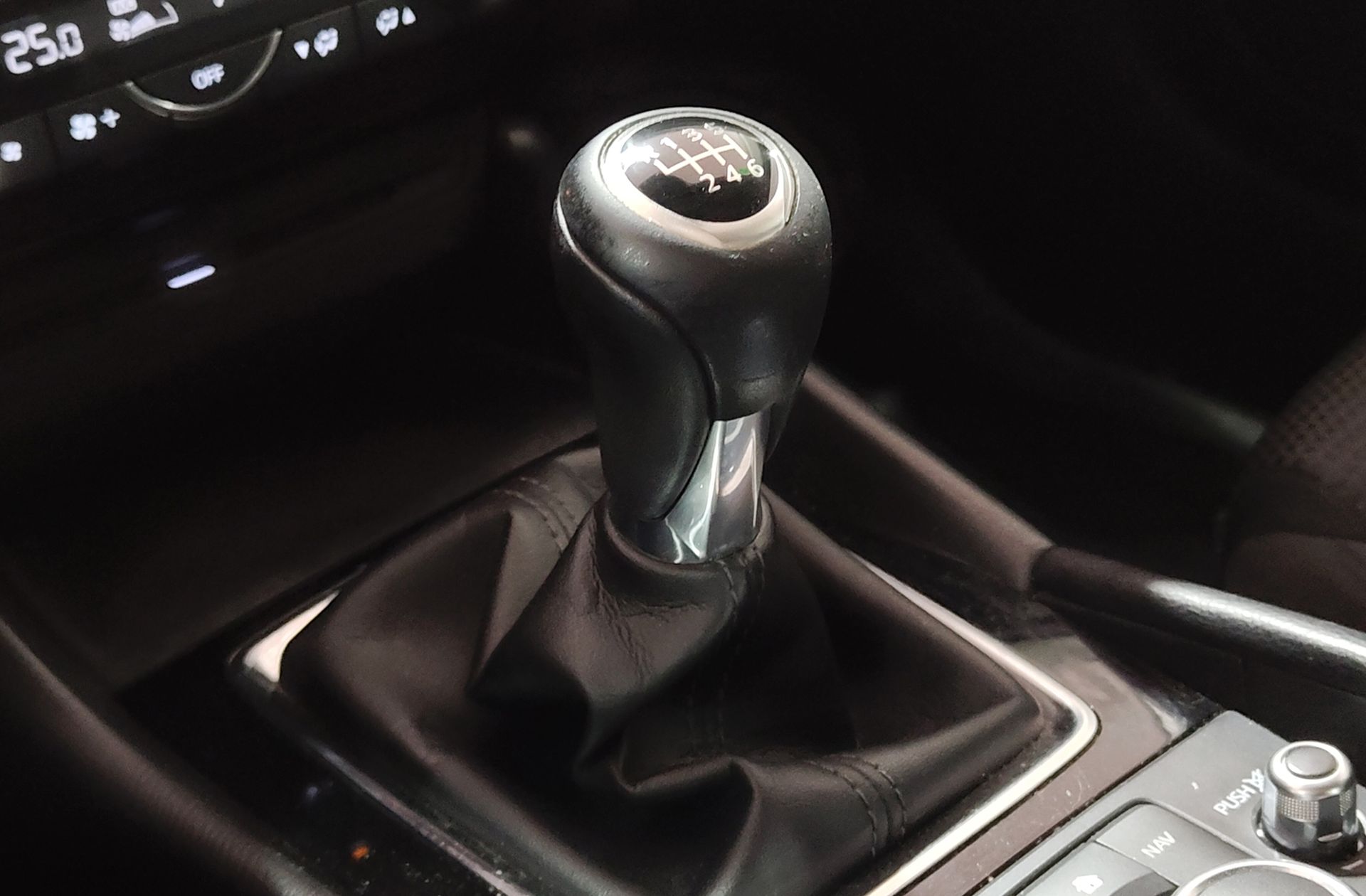 Mazda Mazda3 2.0 GE Black Tech Edition - foto 5