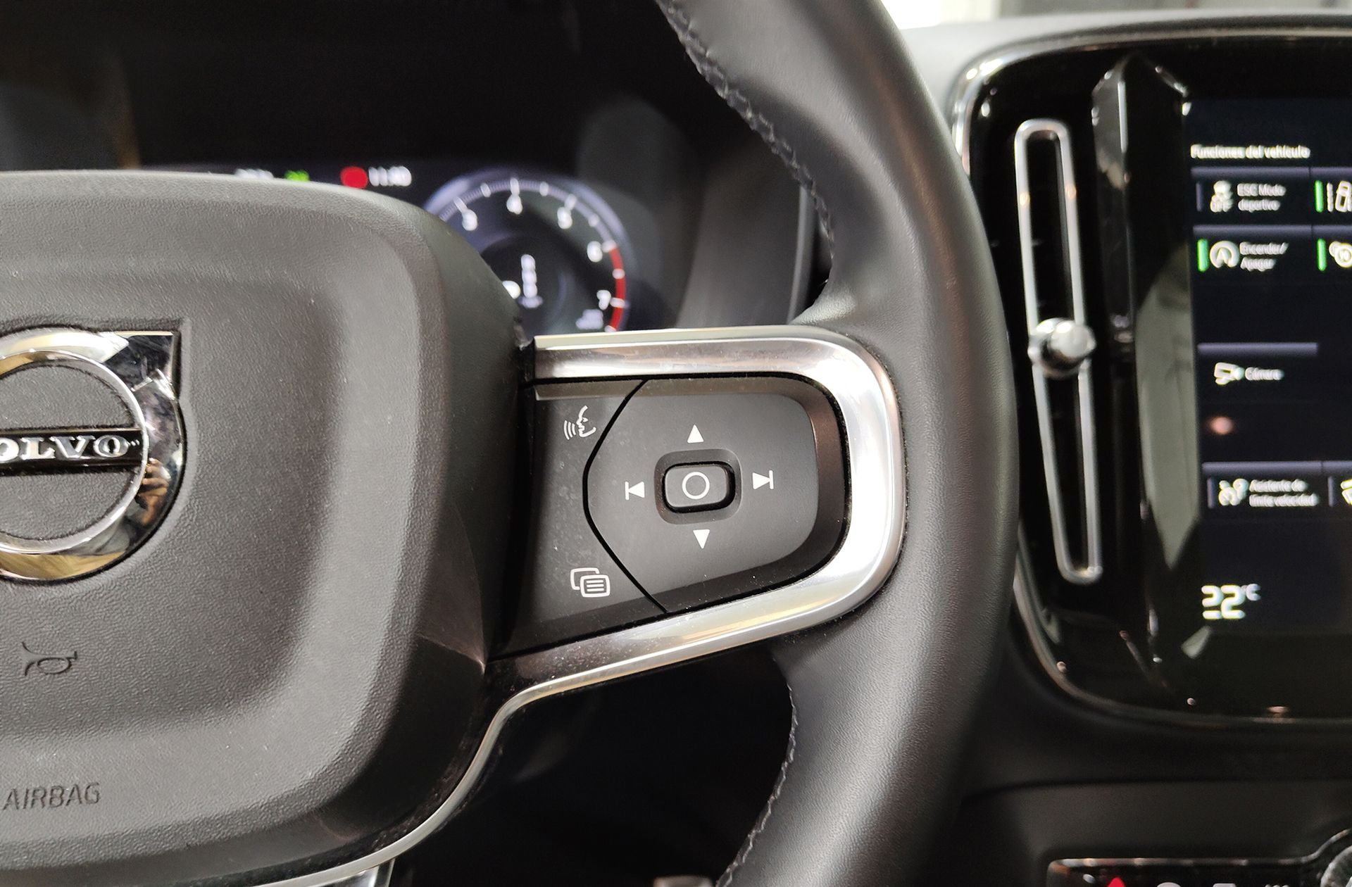 Volvo XC40 T2 R-Design - foto 34