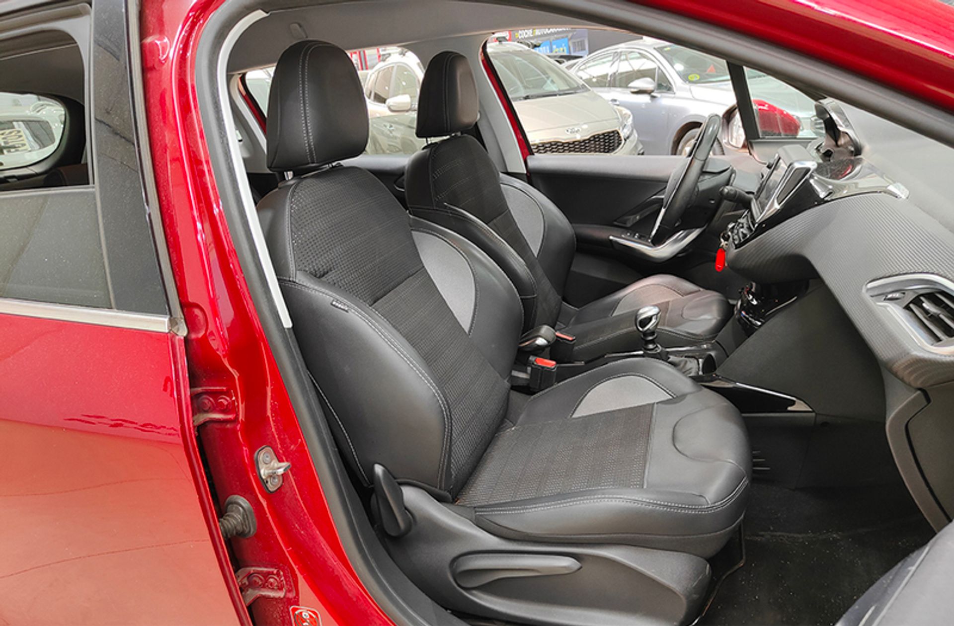 Peugeot 2008 BlueHDi 120 Allure - foto 19