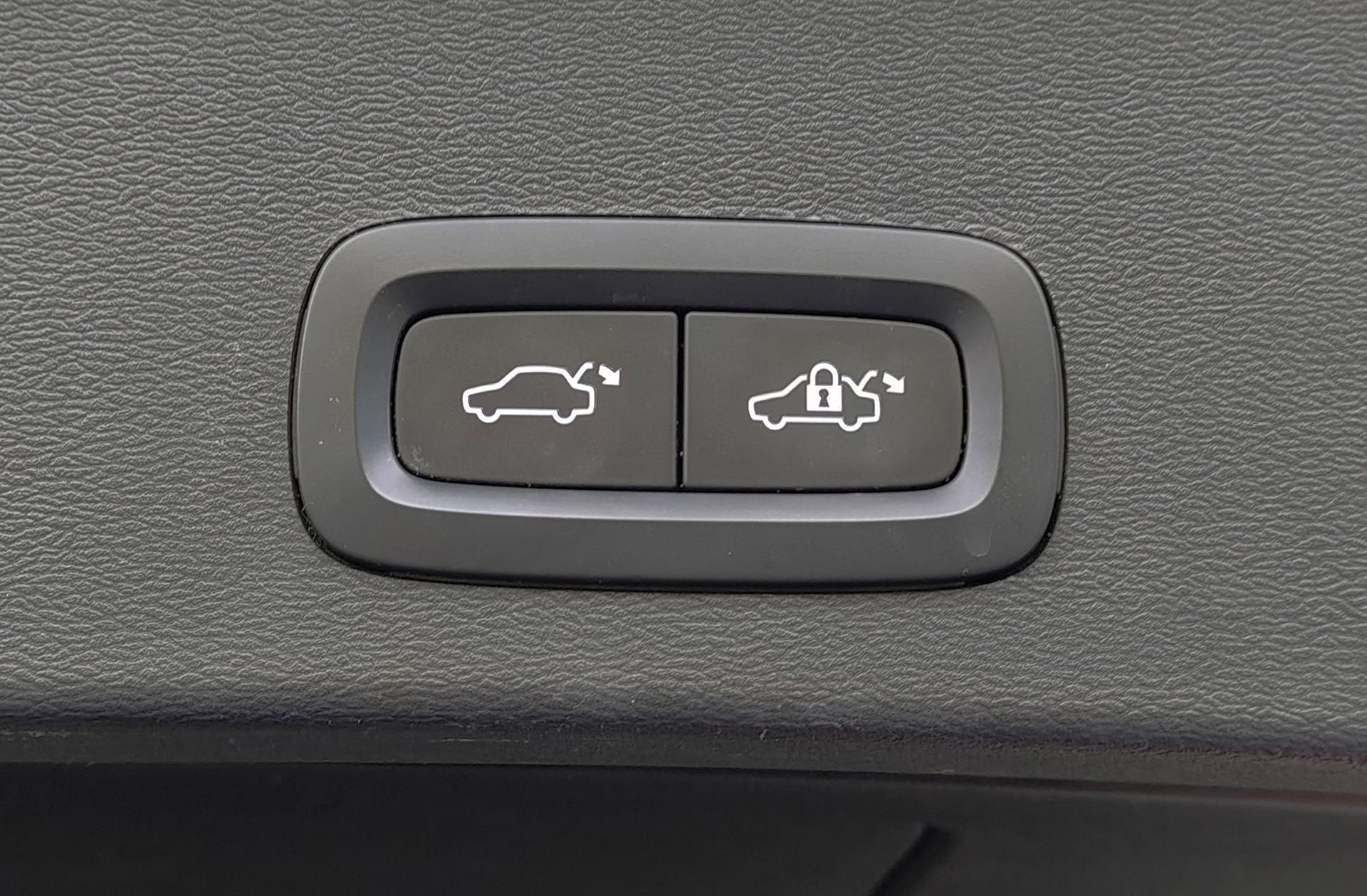 Volvo XC40 B3 Gasolina Mild hybrid Plus Dark - foto 22