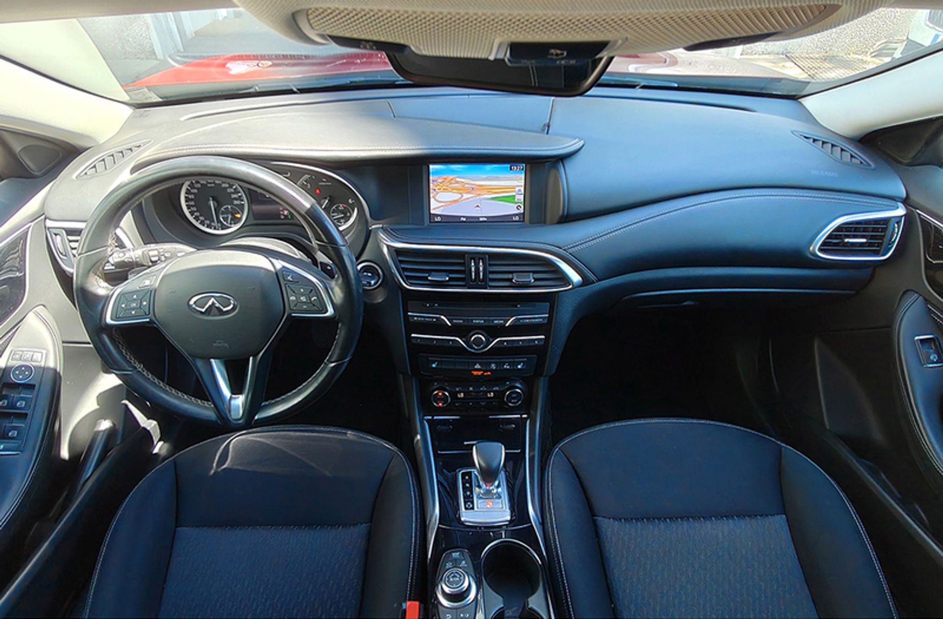 Infiniti Q30 2.2D Premium 7DCT - foto 6