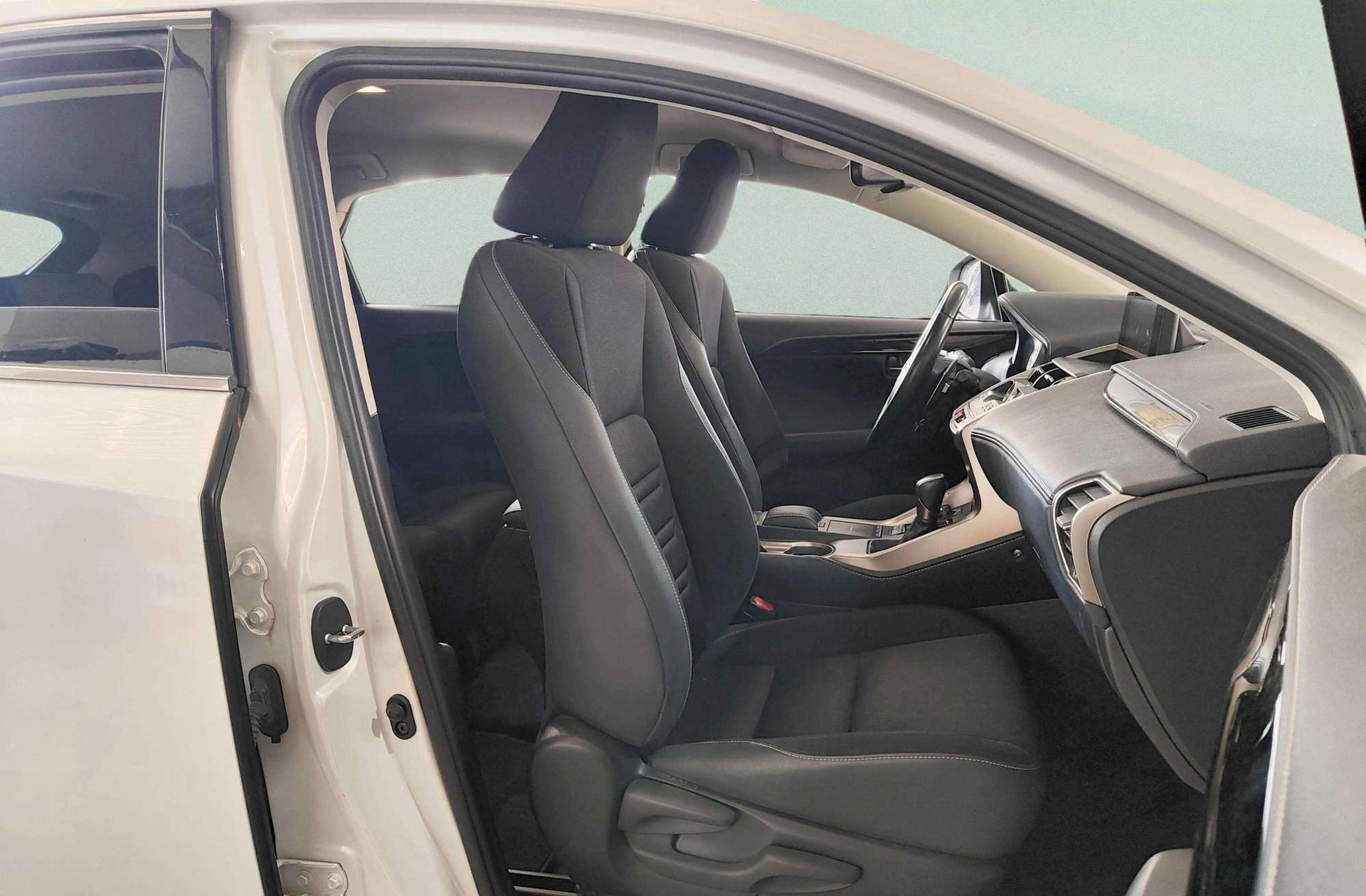 Lexus NX 300h Business Navigation 2WD - foto 19