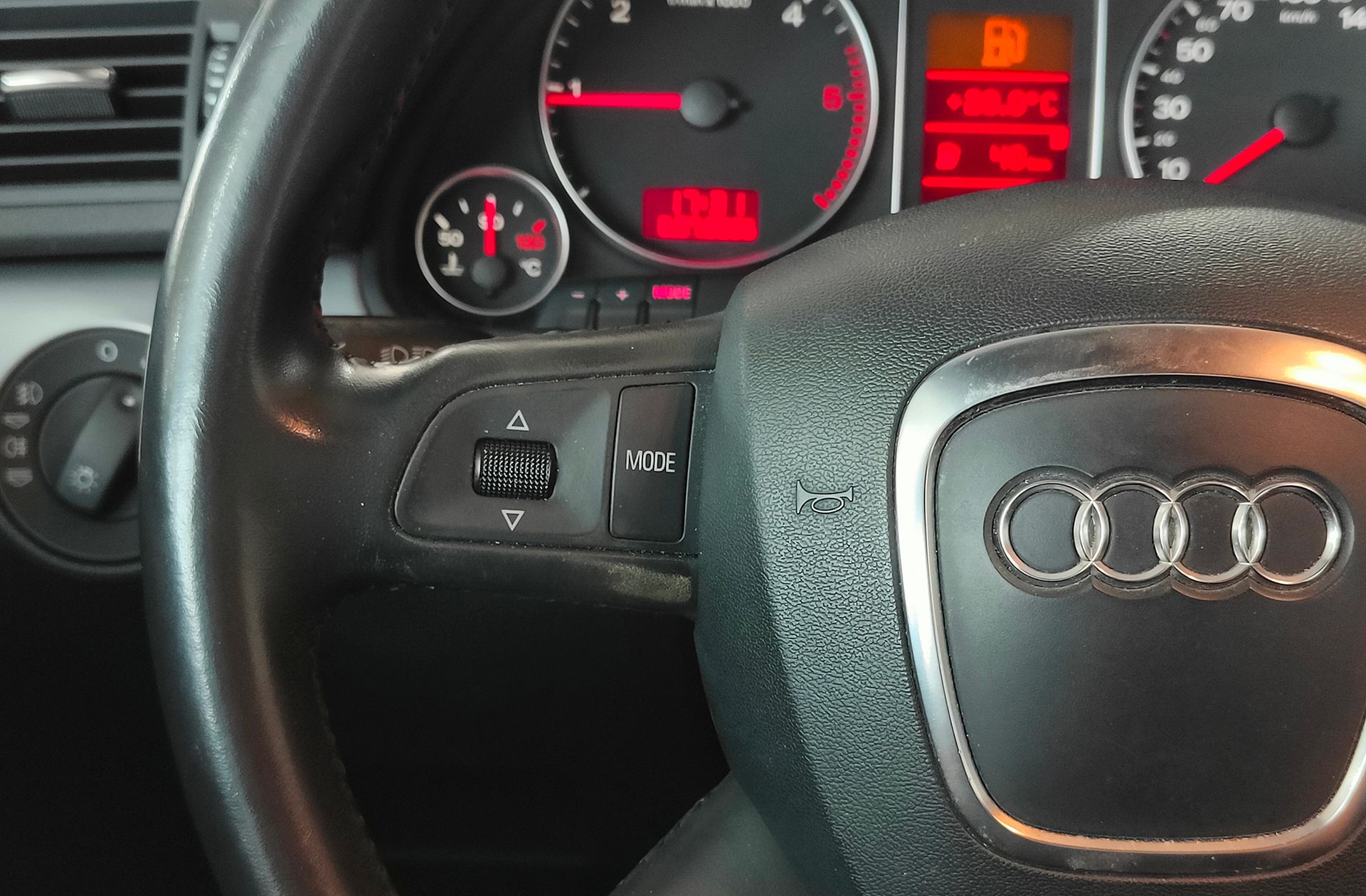 Audi A4 1.9 TDI - foto 22