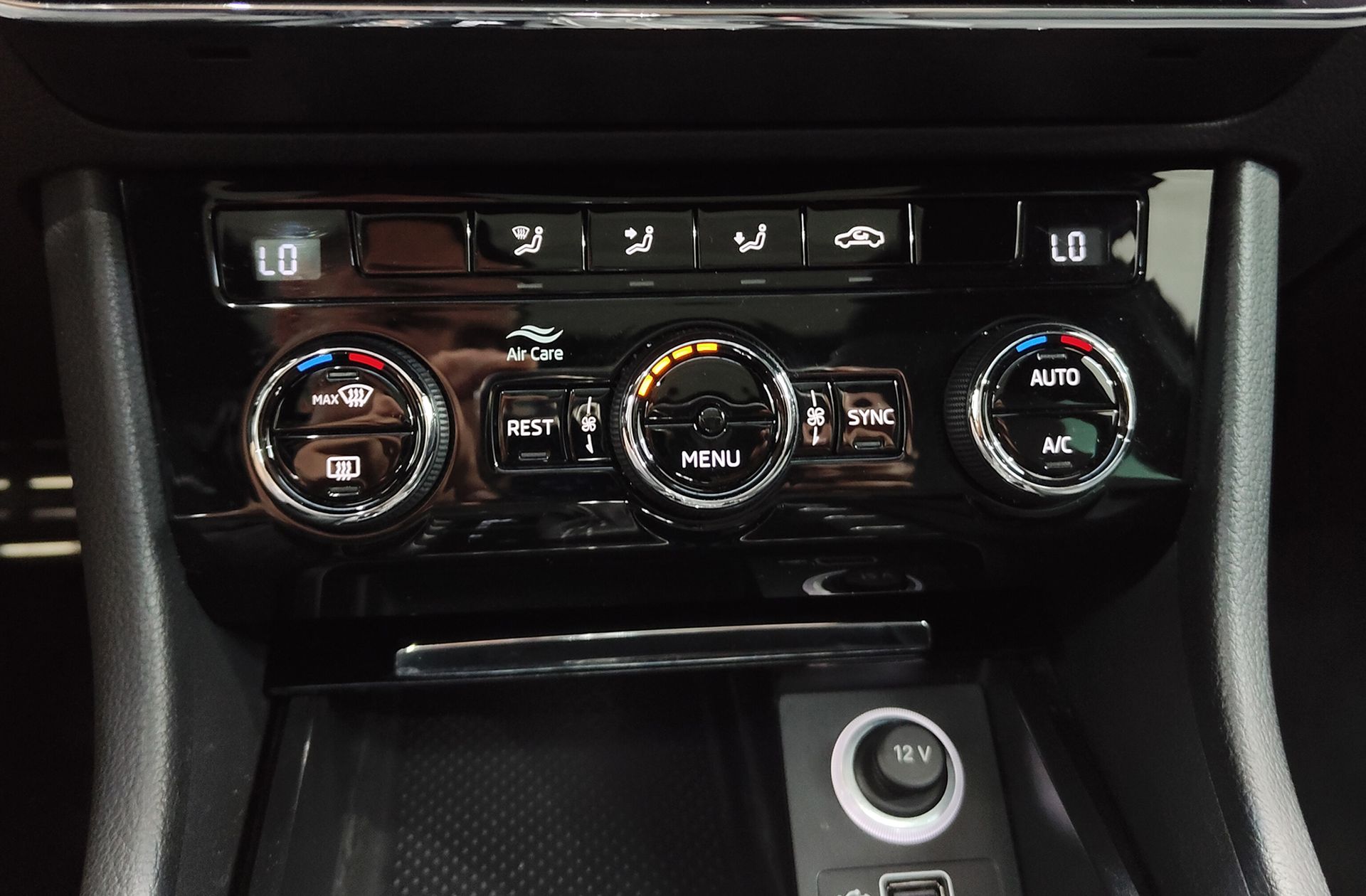 Škoda Superb Combi 2.0 TDI Sport Line DSG - foto 40