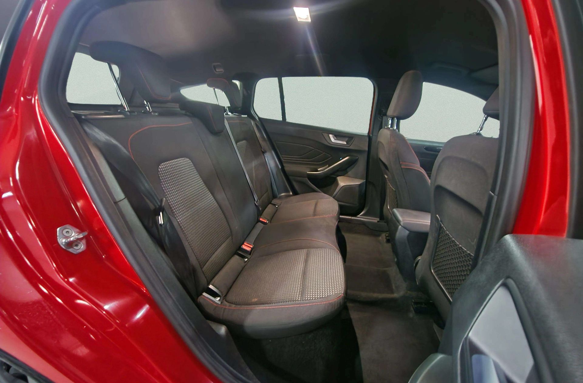 Ford Focus SportBreak 1.0 EcoBoost MHEV ST-Line - foto 24