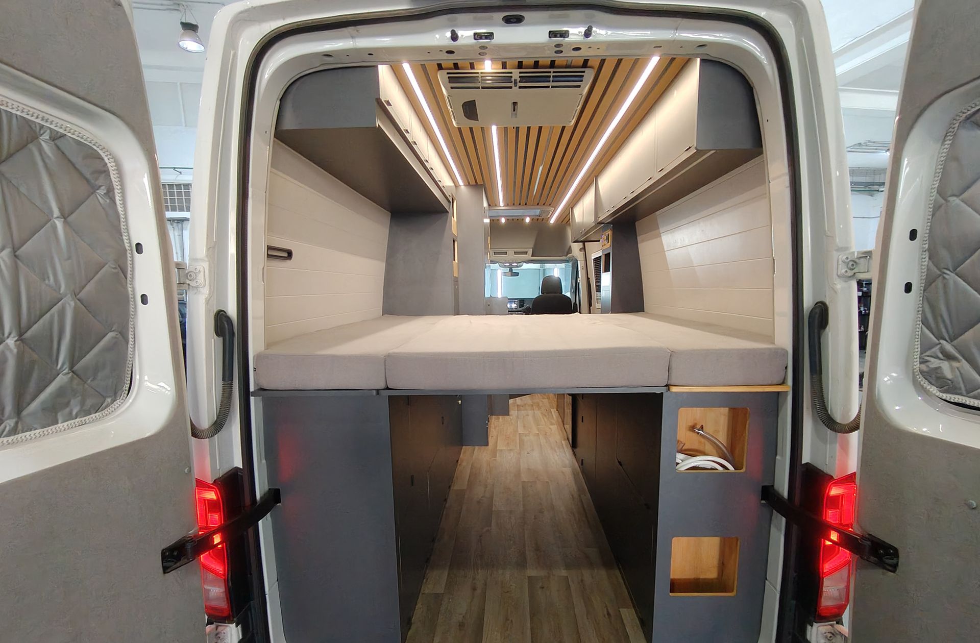 Volkswagen Crafter 35 Furgón Batalla Larga L4H3 2.0 TDI Camperizada 4 plazas - foto 17