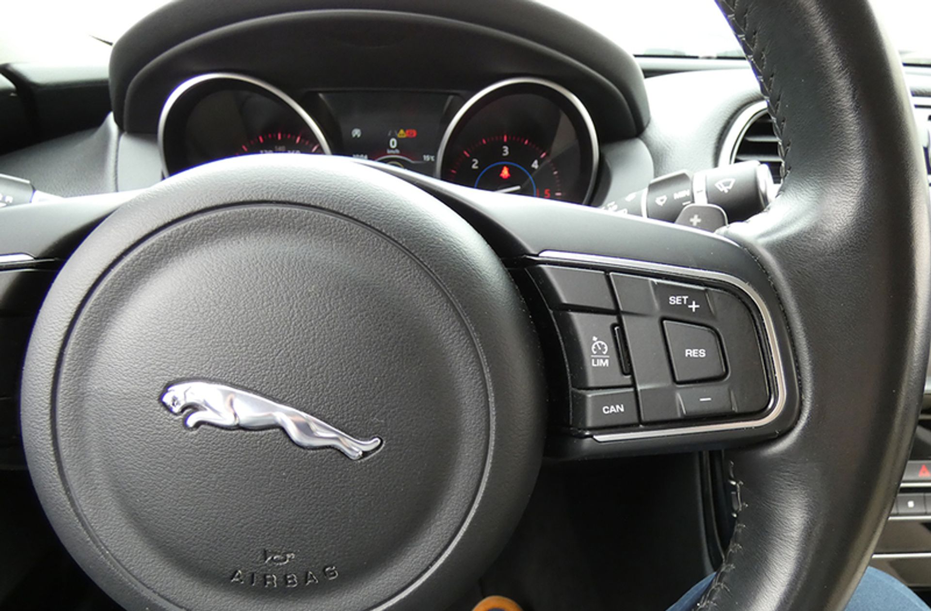 Jaguar XE 2.0 Diesel Pure RWD - foto 25