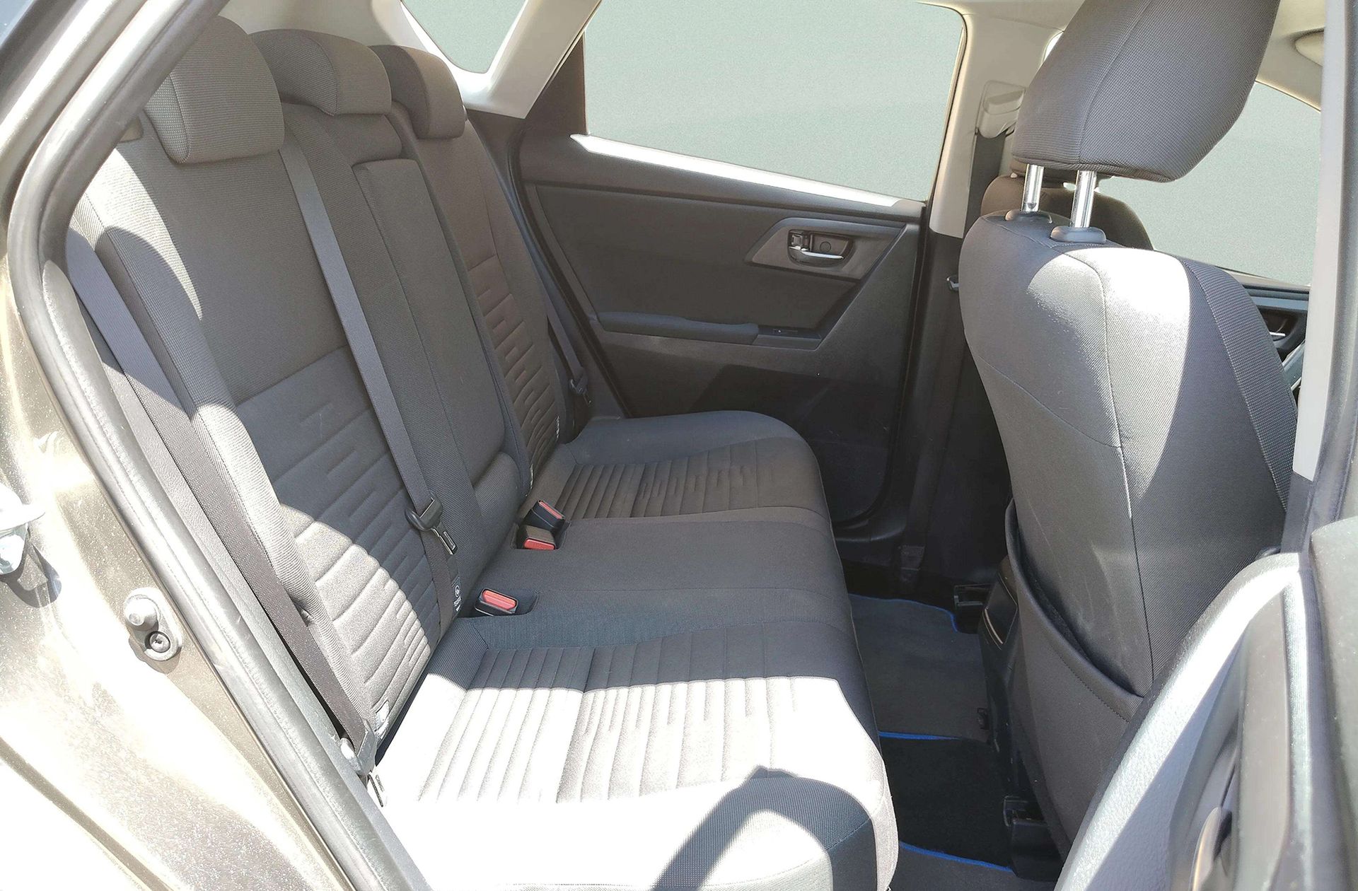Toyota Auris 1.8 Hybrid Active - foto 17