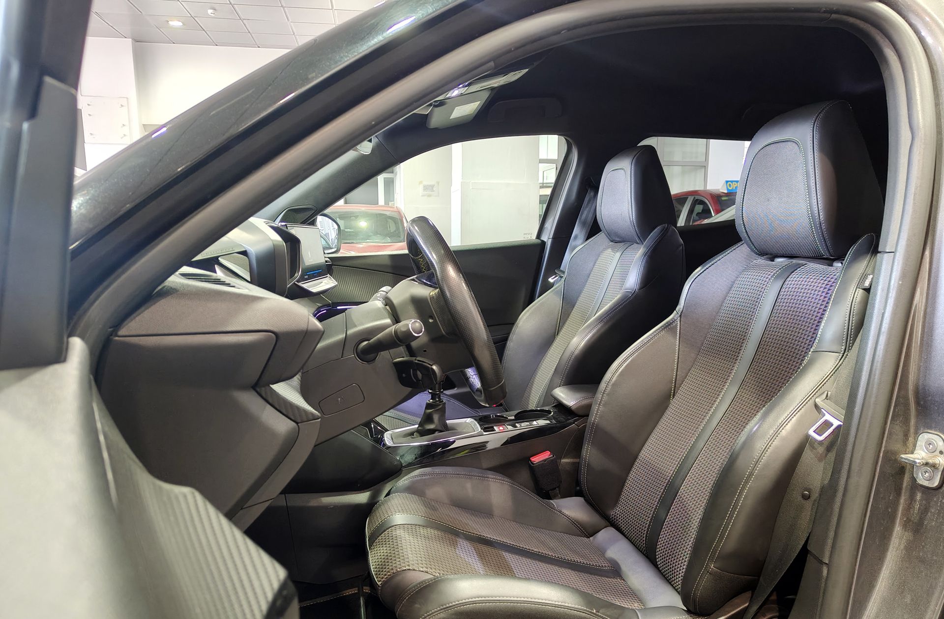 Peugeot 2008 PureTech 130 GT - foto 12