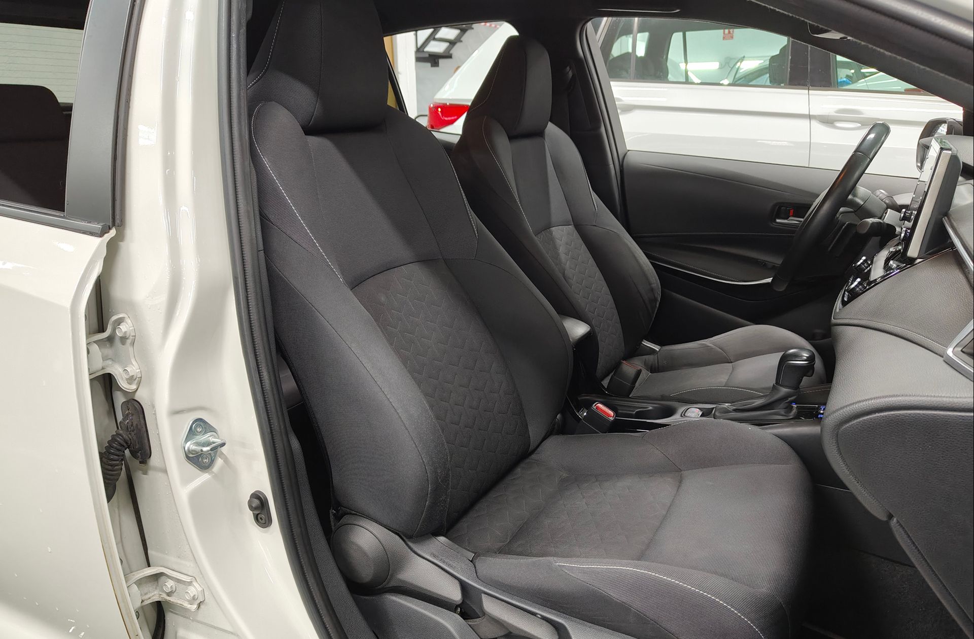 Toyota Corolla 180H Feel! E-CVT - foto 19