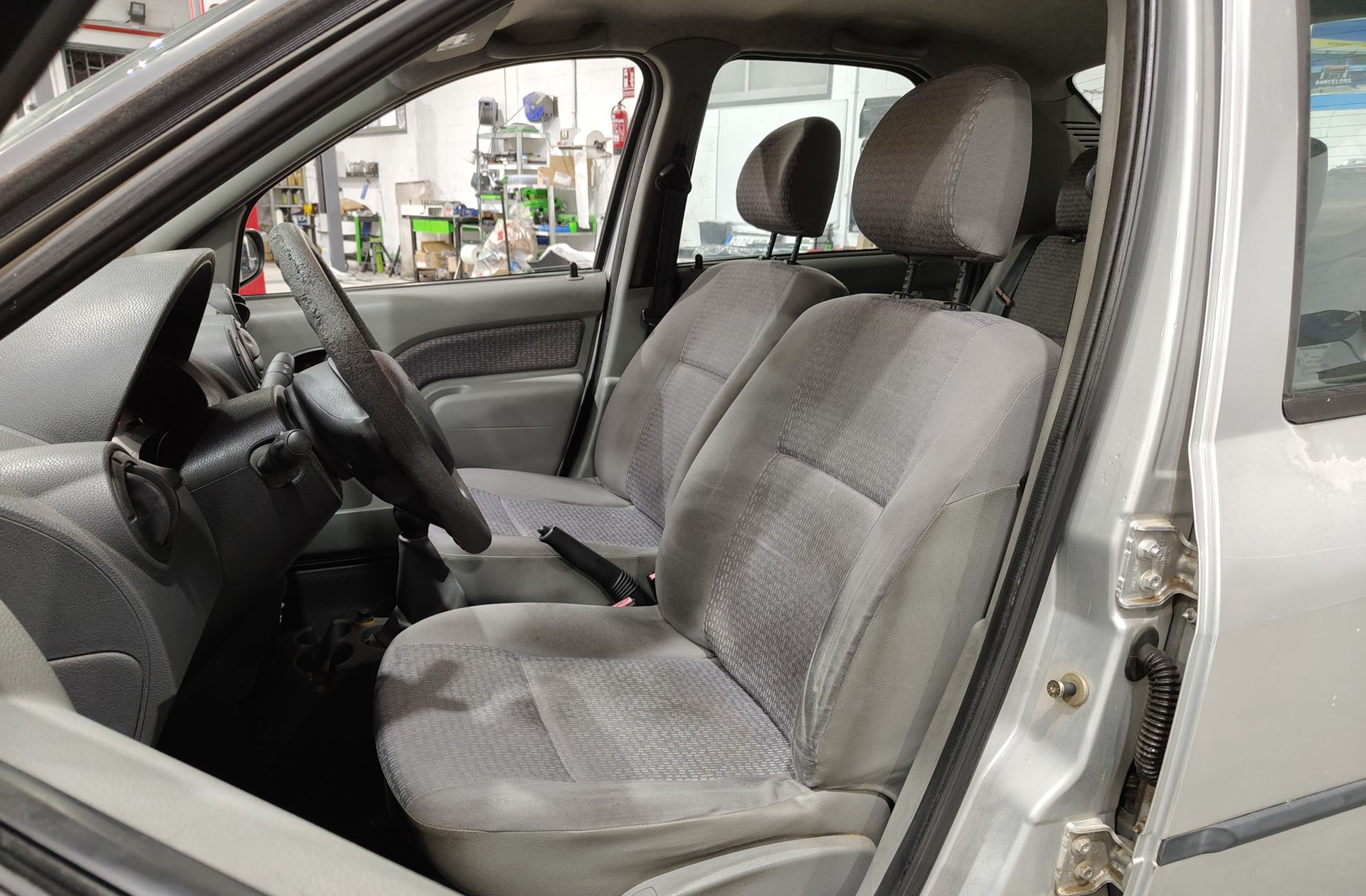 Dacia Logan 1.6 Laureate - foto 8