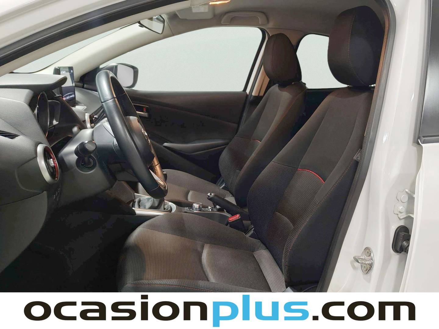 Foto asientos delanteros Mazda Mazda2 Mazda Mazda 2 1.5 GE Black Tech Edition (75 CV)
