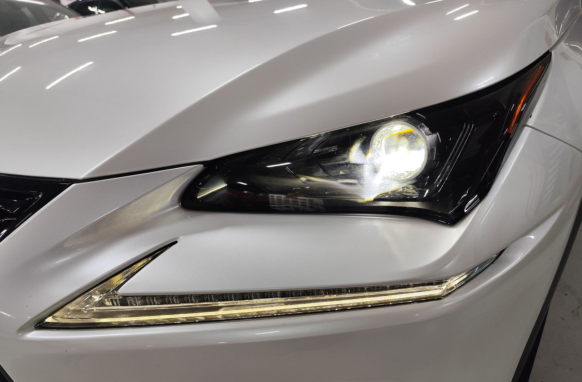 Lexus NX 300h Premium 2WD - foto 13