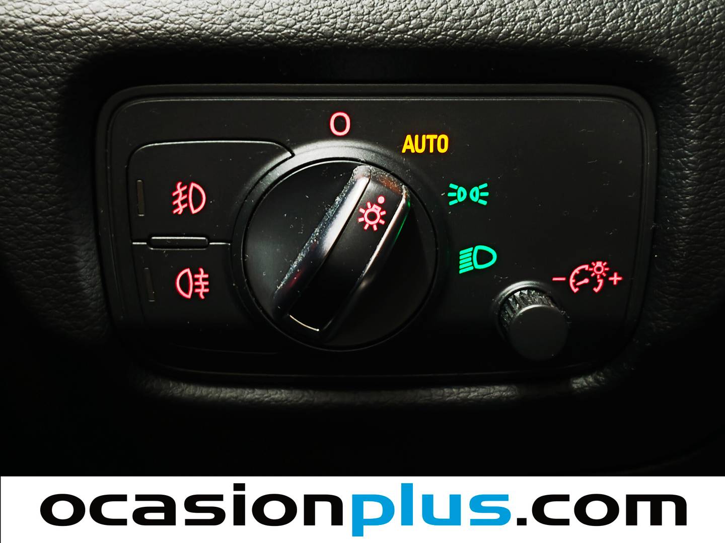 Extras y acabados del Audi A3 Audi A3 Sedan Sedan Attraction 1.6 TDI clean diesel (110 CV)