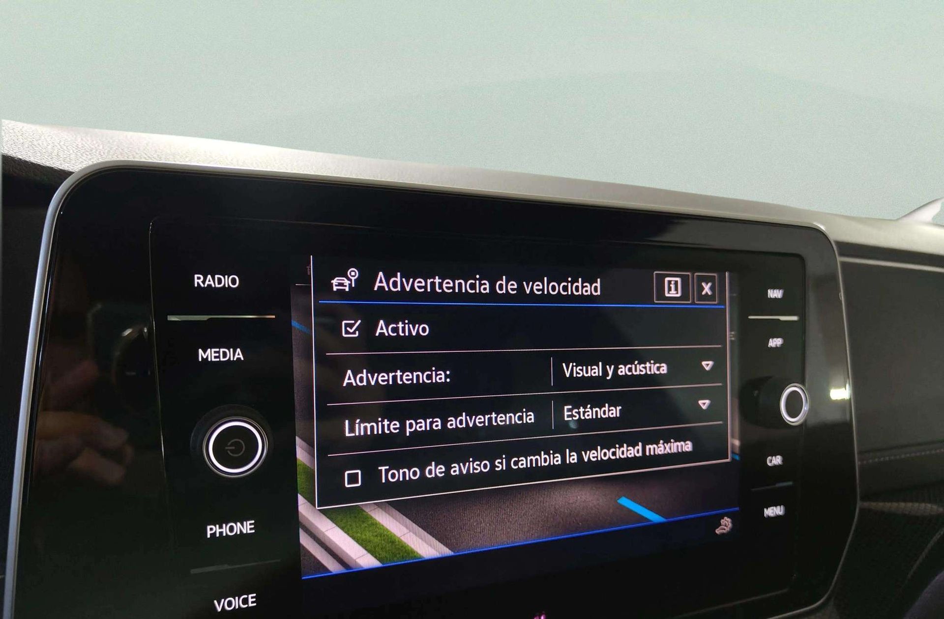 Volkswagen T-Cross R-Line 1.0 TSI DSG - foto 17